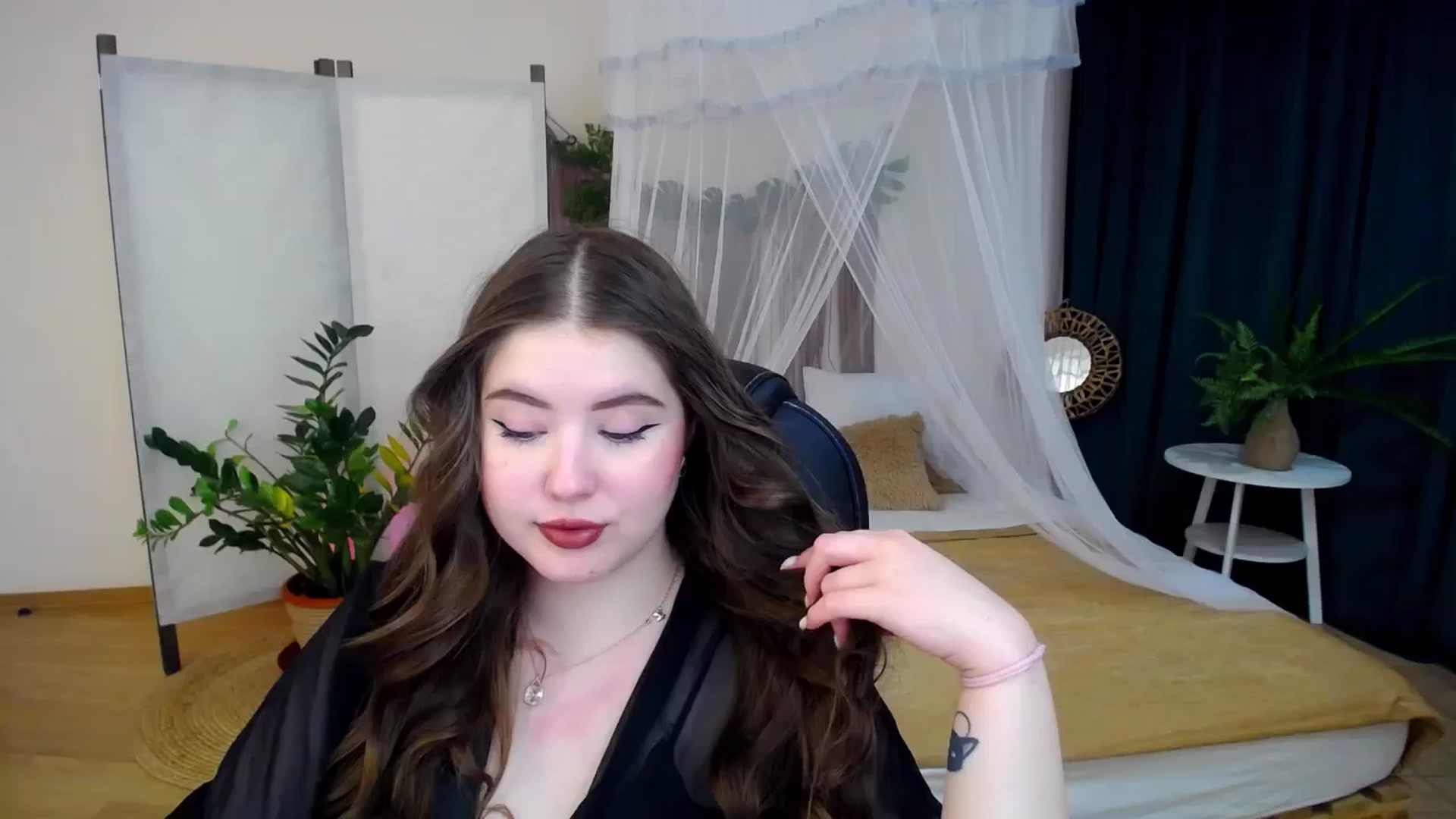 Gallery image thumbnail from AdmireMyEyes's myfreecams stream on, 11/25/2024, 06:50 image 15 of 20