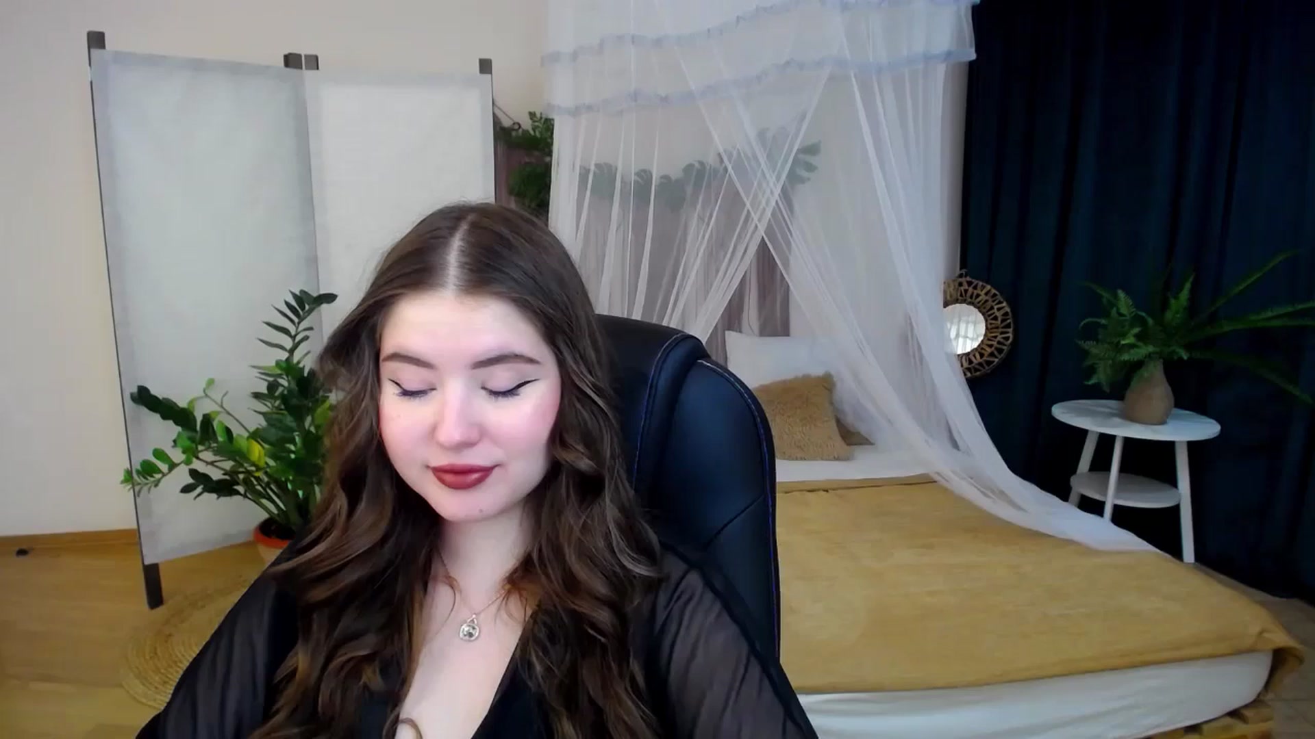 Gallery image thumbnail from AdmireMyEyes's myfreecams stream on, 11/25/2024, 06:50 image 14 of 20