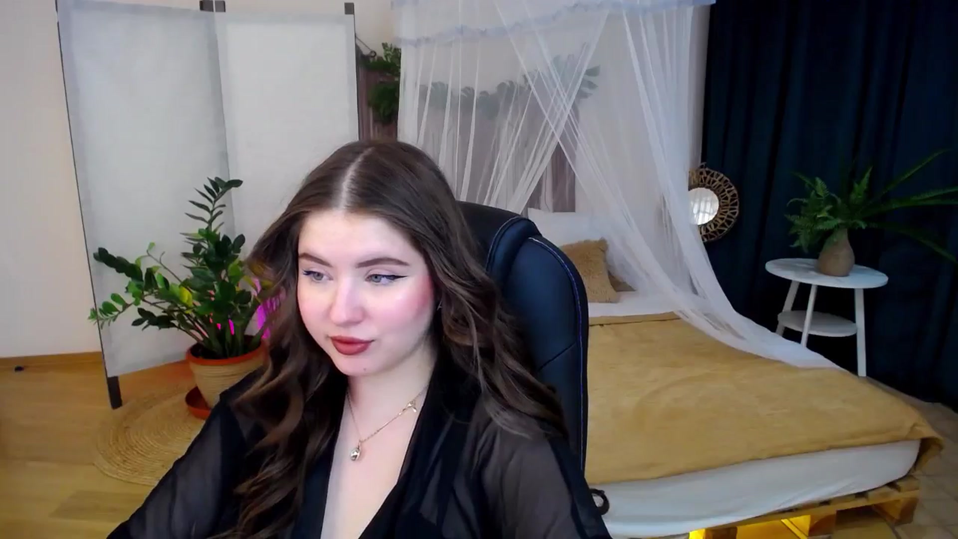 Gallery image thumbnail from AdmireMyEyes's myfreecams stream on, 11/25/2024, 07:32 image 5 of 20
