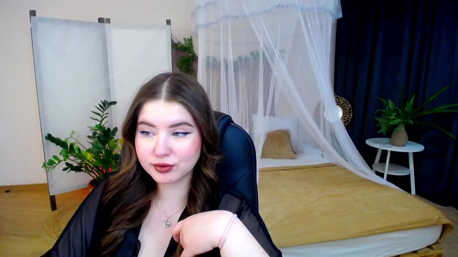 Gallery image thumbnail from AdmireMyEyes's myfreecams stream on, 11/25/2024, 09:43 image 1 of 20
