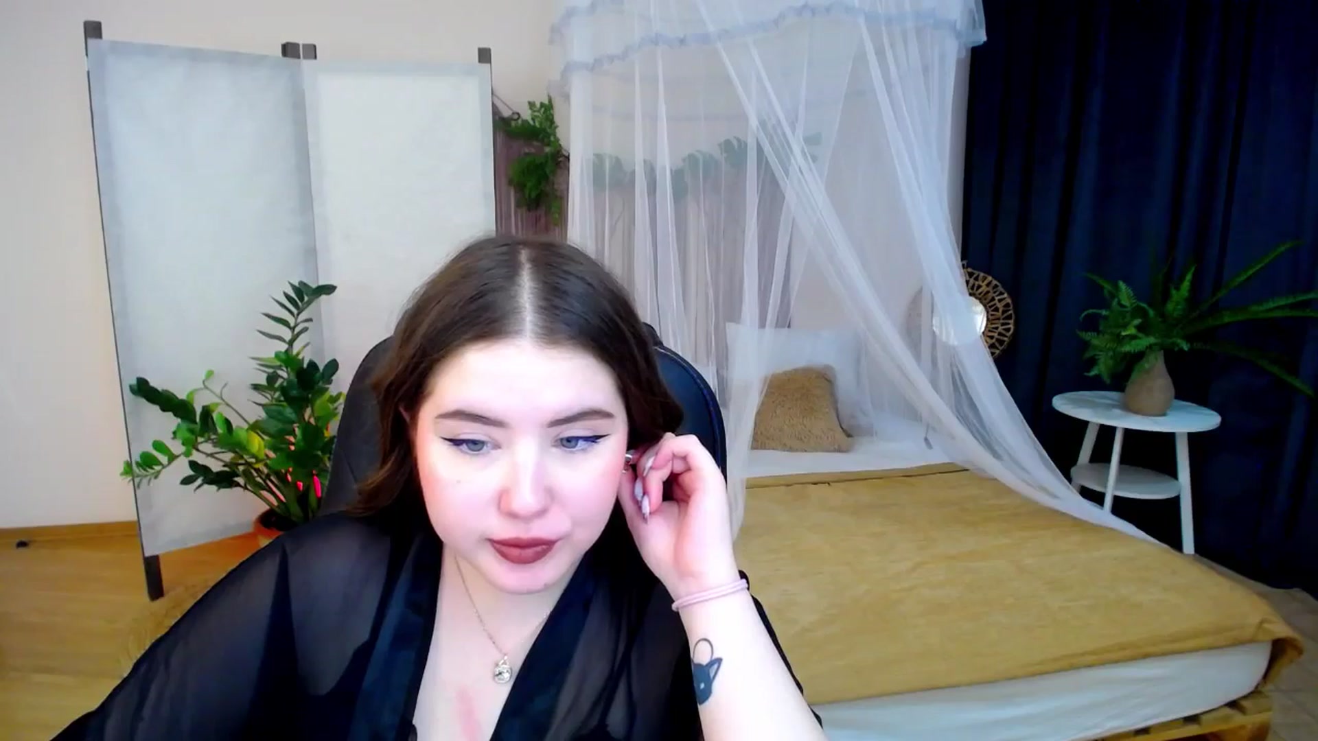 Gallery image thumbnail from AdmireMyEyes's myfreecams stream on, 11/25/2024, 09:43 image 10 of 20