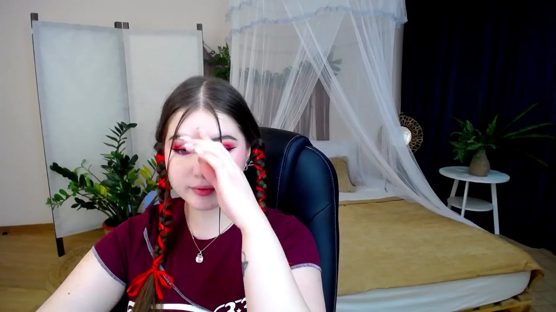 Gallery image thumbnail from AdmireMyEyes's myfreecams stream on, 11/26/2024, 18:54 image 3 of 20