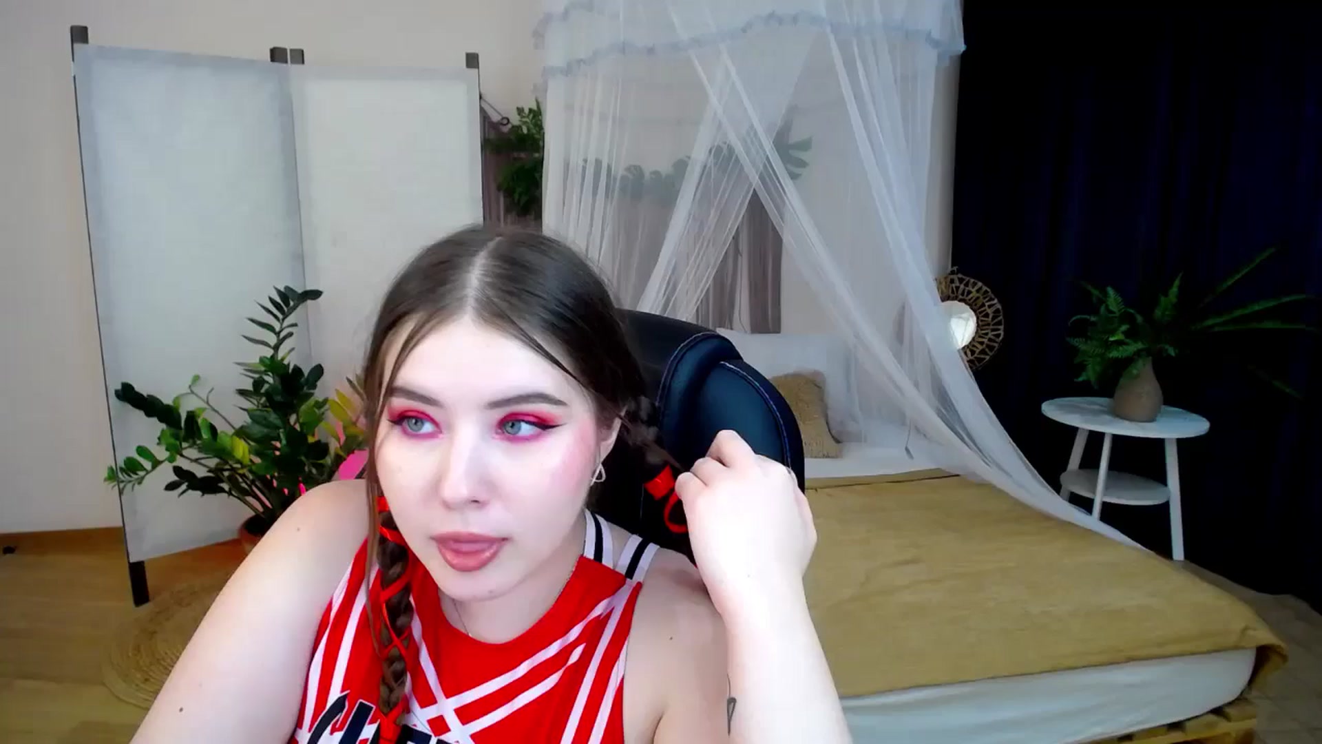 Gallery image thumbnail from AdmireMyEyes's myfreecams stream on, 11/27/2024, 24:47 image 11 of 20