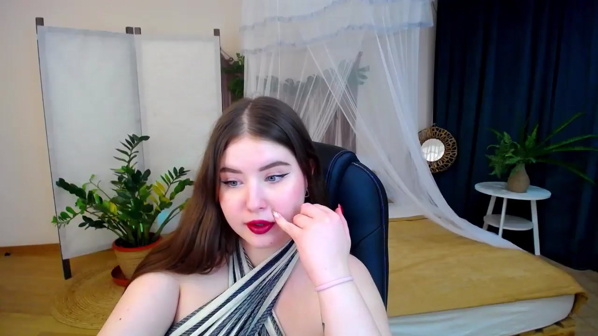 Gallery image thumbnail from AdmireMyEyes's myfreecams stream on, 11/27/2024, 23:47 image 3 of 20