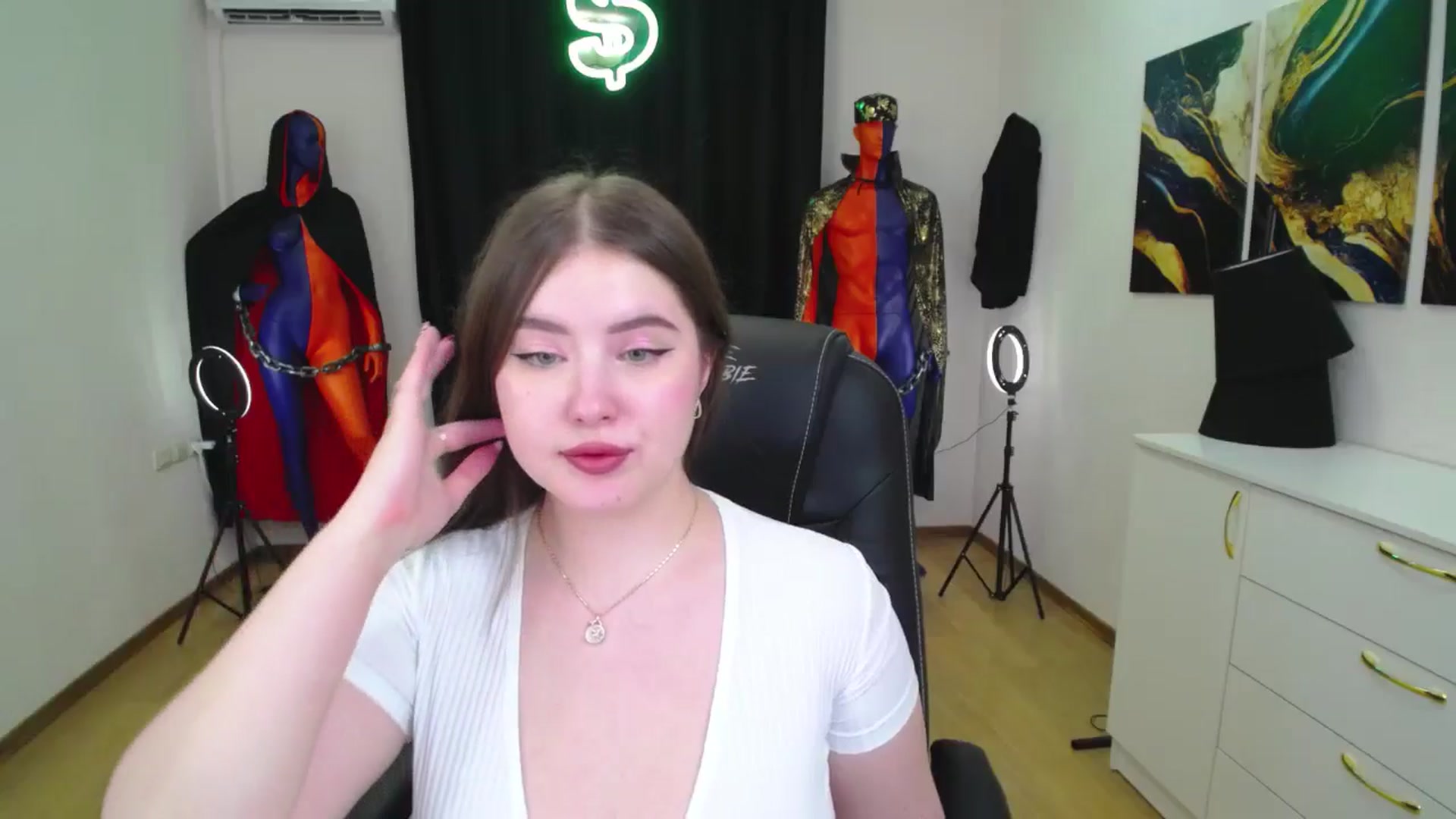 Gallery image thumbnail from AdmireMyEyes's myfreecams stream on, 11/29/2024, 01:01 image 17 of 20