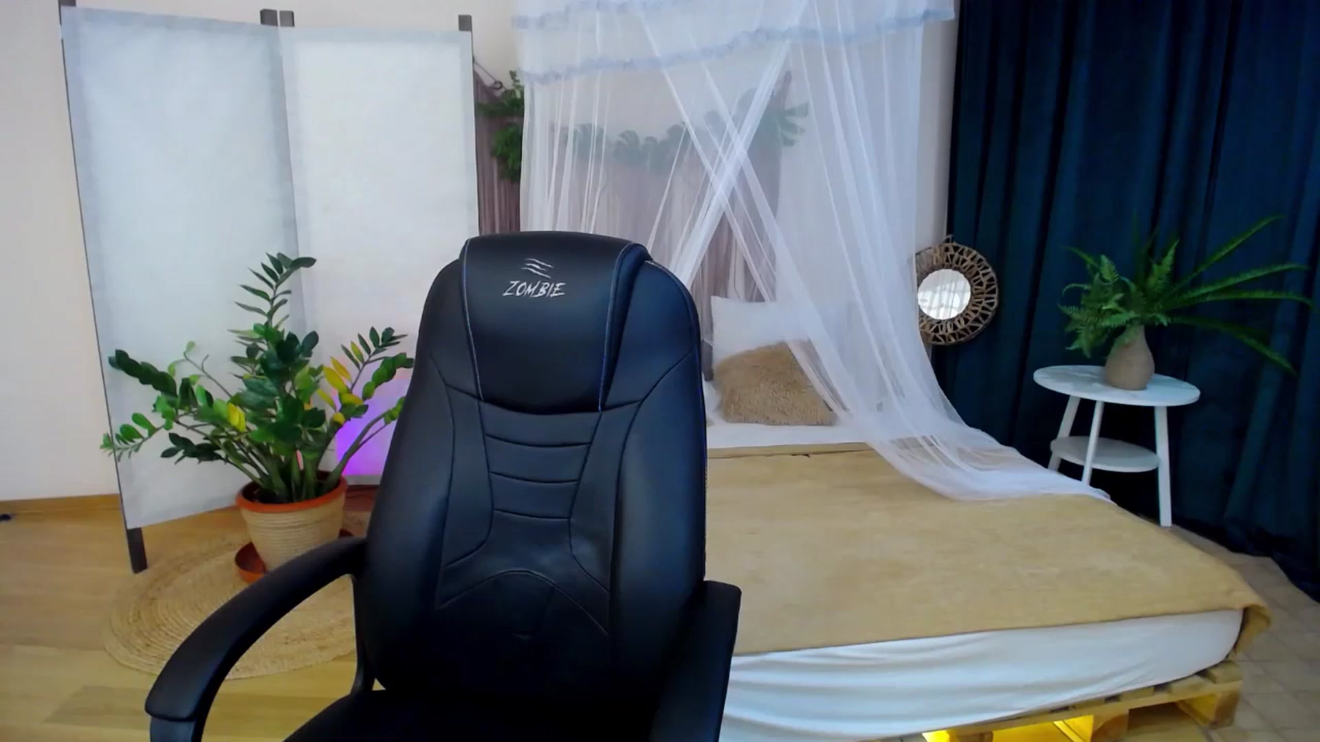 Gallery image thumbnail from AdmireMyEyes's myfreecams stream on, 11/29/2024, 19:17 image 18 of 20