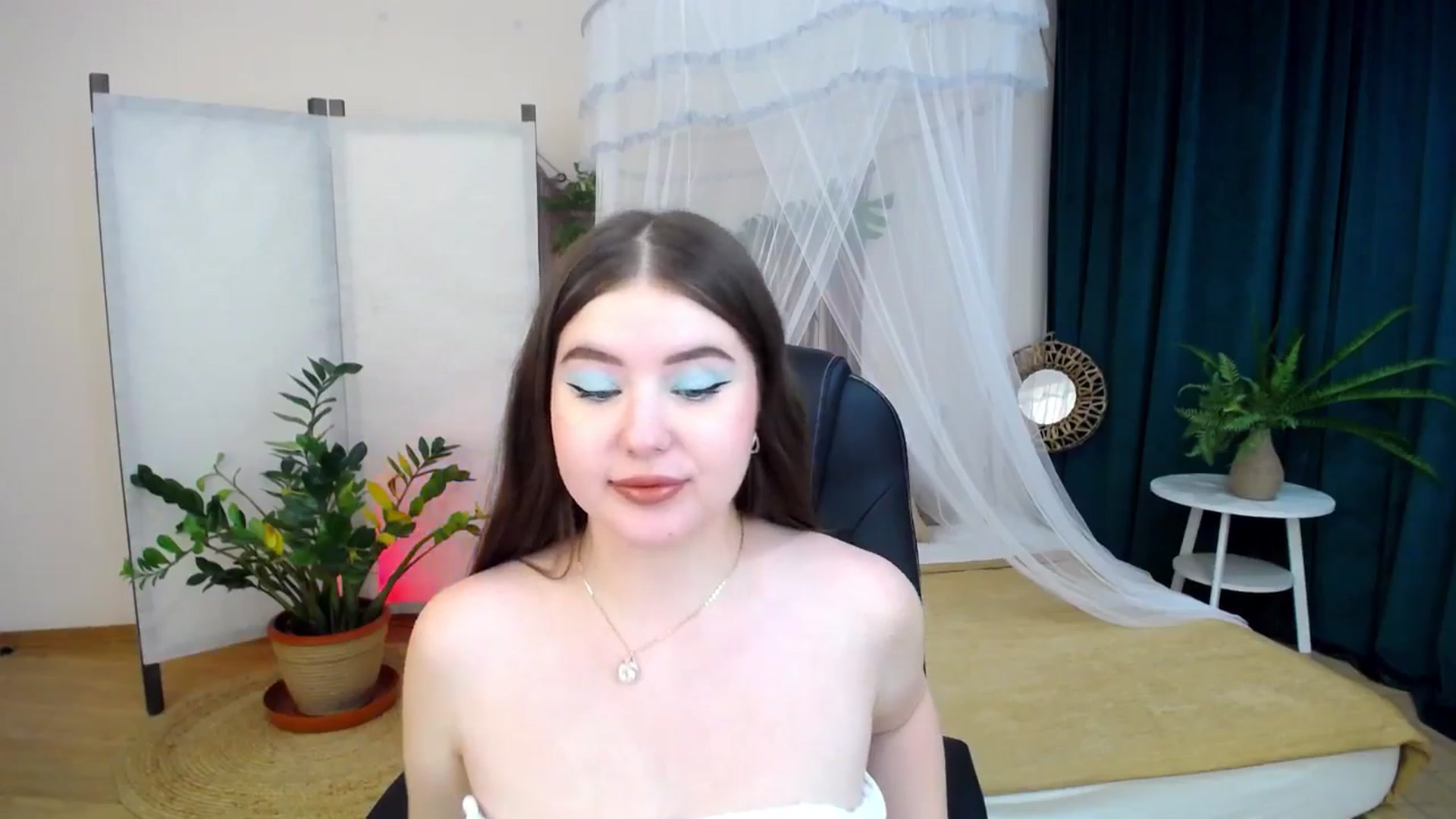 Gallery image thumbnail from AdmireMyEyes's myfreecams stream on, 12/04/2024, 07:39 image 5 of 20