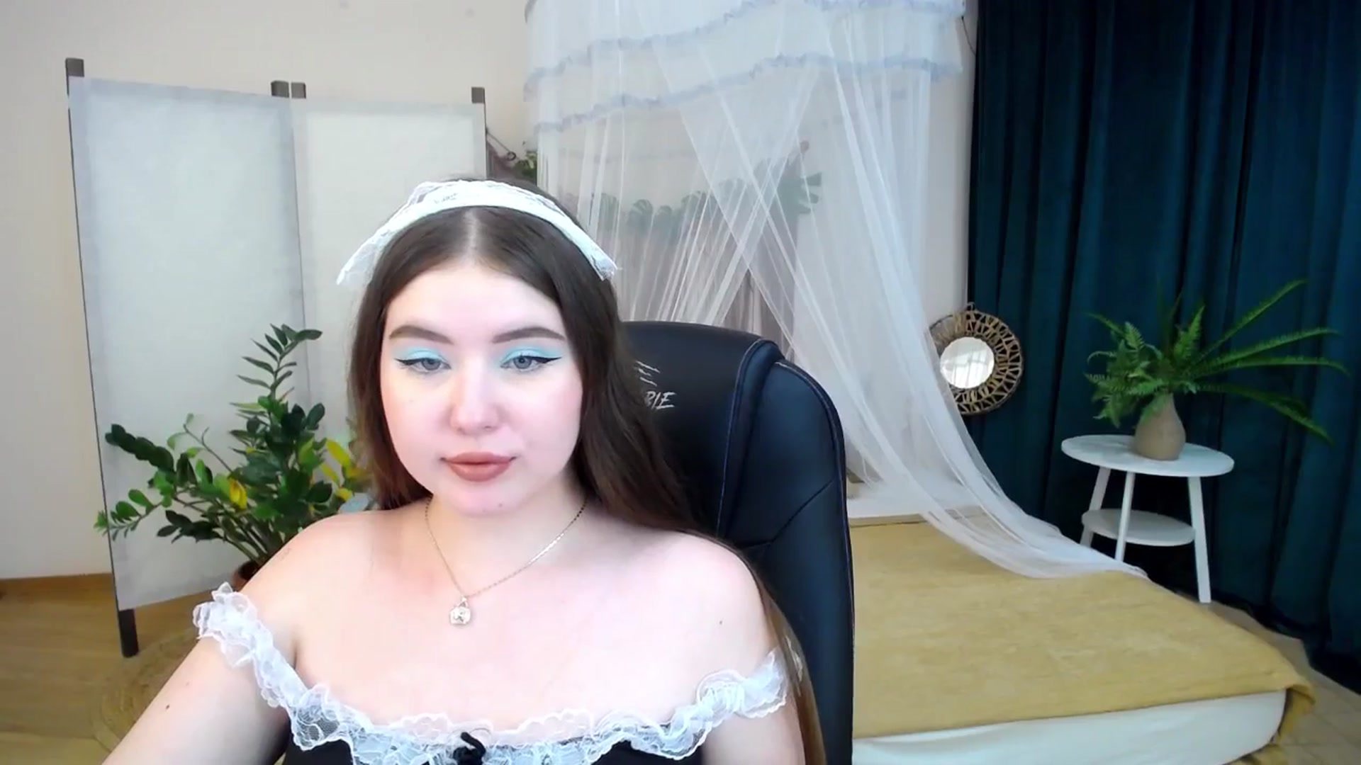 Gallery image thumbnail from AdmireMyEyes's myfreecams stream on, 12/04/2024, 08:45 image 19 of 20