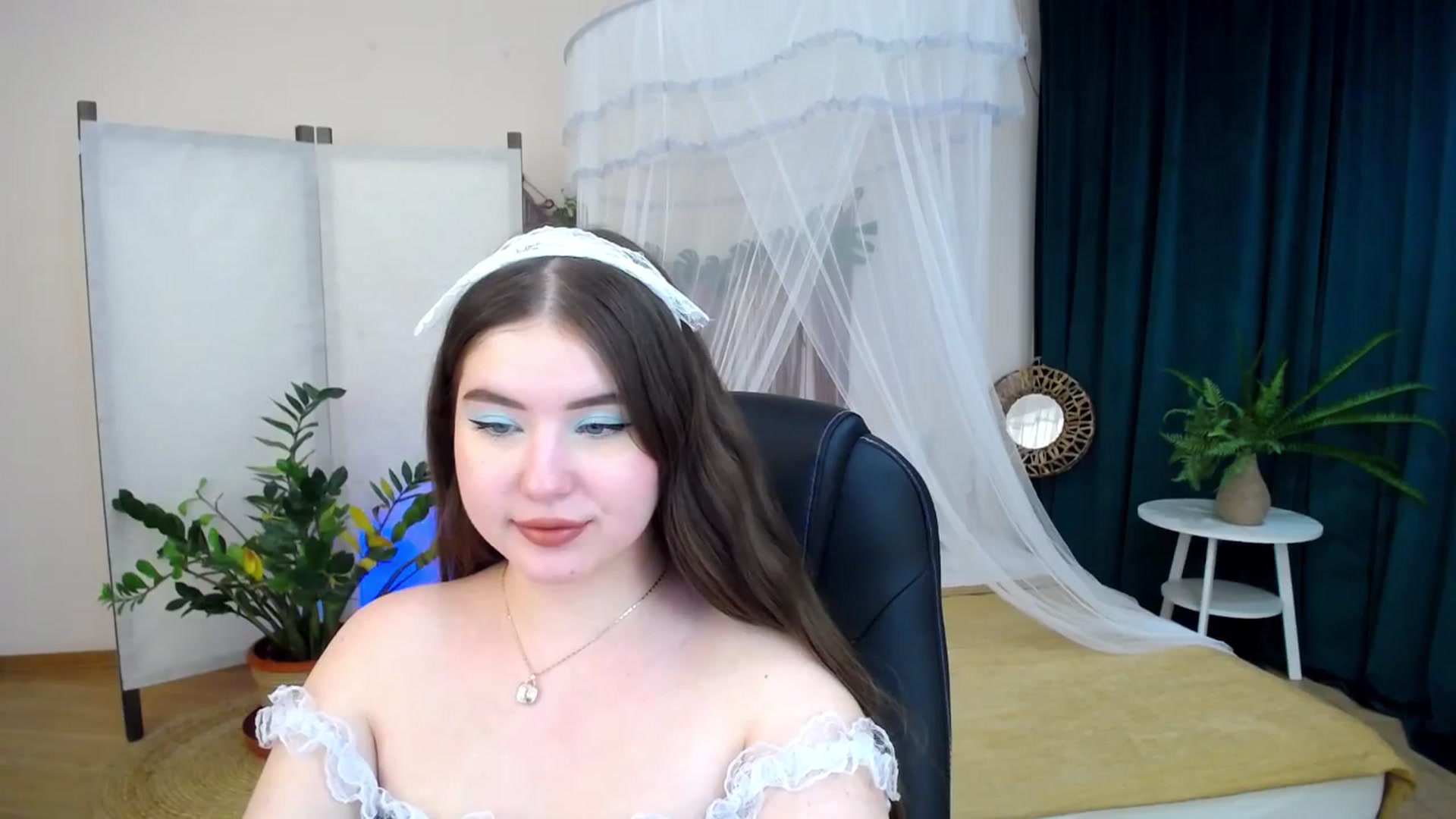 Gallery image thumbnail from AdmireMyEyes's myfreecams stream on, 12/04/2024, 09:41 image 19 of 20