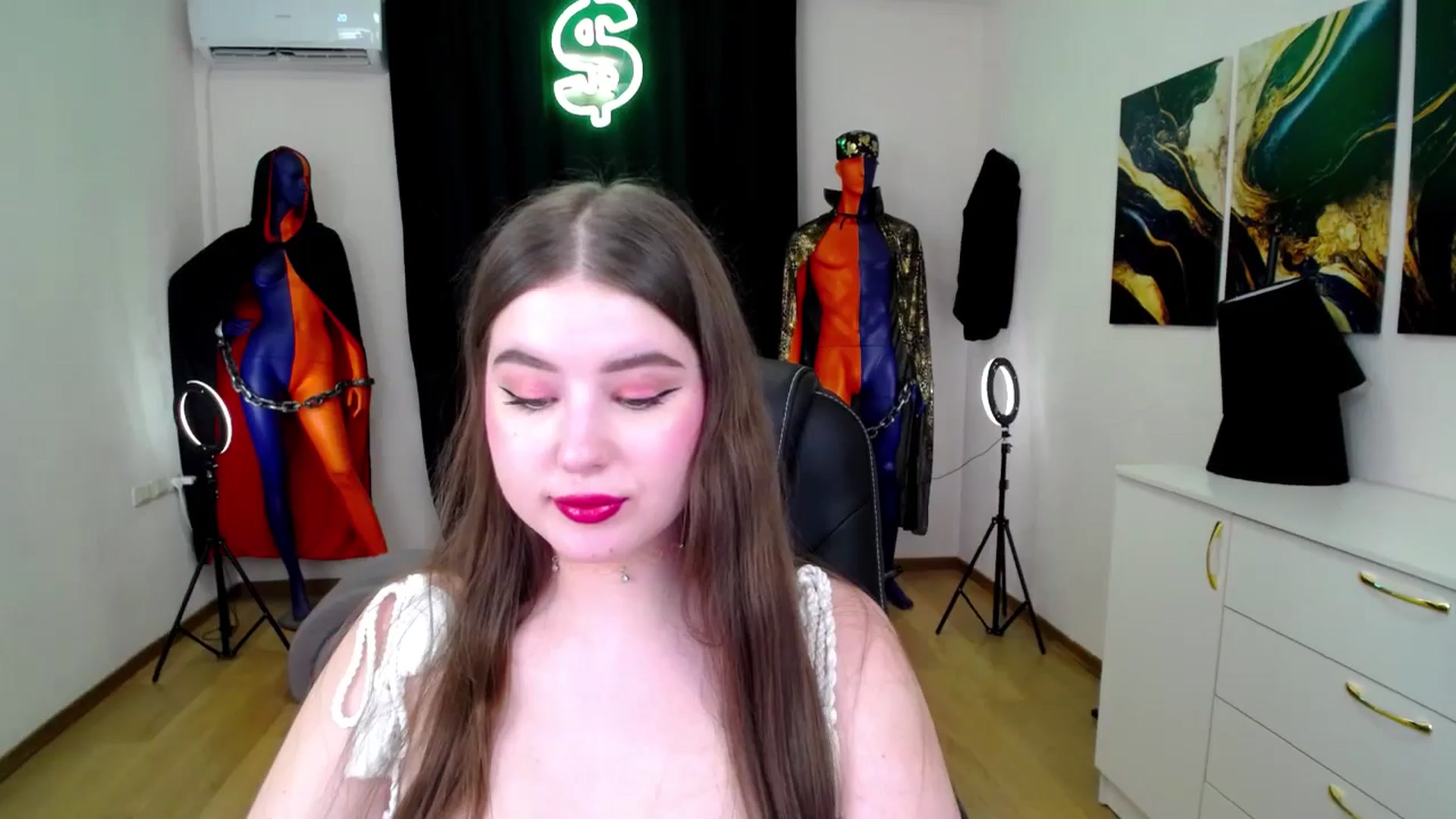 Gallery image thumbnail from AdmireMyEyes's myfreecams stream on, 12/05/2024, 07:37 image 18 of 20