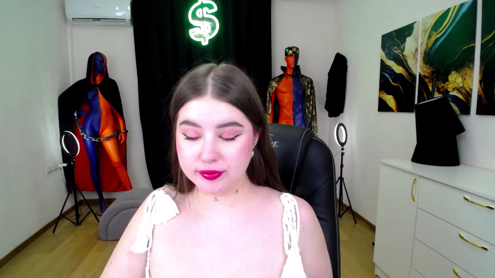 Gallery image thumbnail from AdmireMyEyes's myfreecams stream on, 12/05/2024, 07:37 image 6 of 20