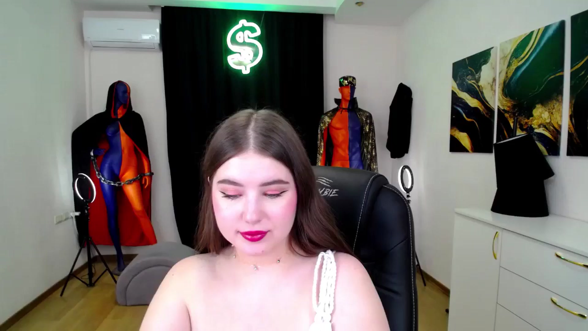 Gallery image thumbnail from AdmireMyEyes's myfreecams stream on, 12/05/2024, 08:53 image 16 of 20