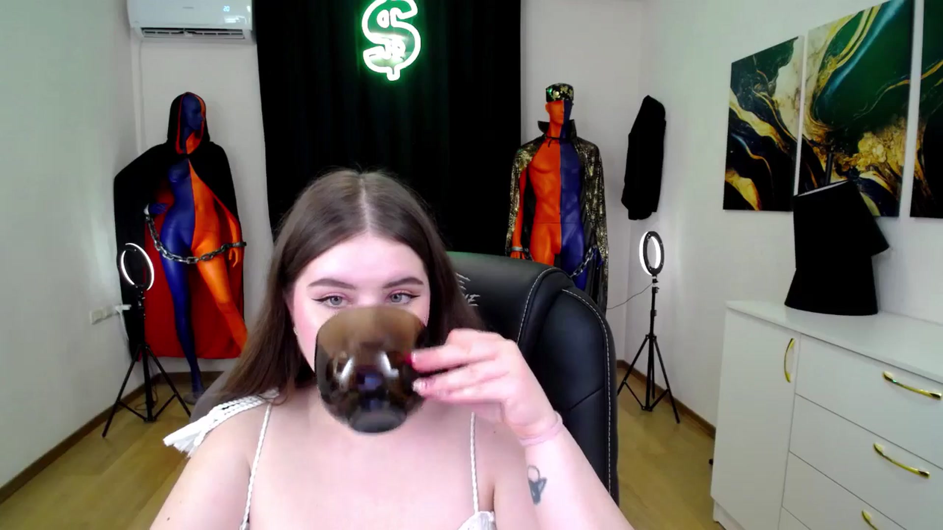 Gallery image thumbnail from AdmireMyEyes's myfreecams stream on, 12/05/2024, 09:58 image 12 of 20