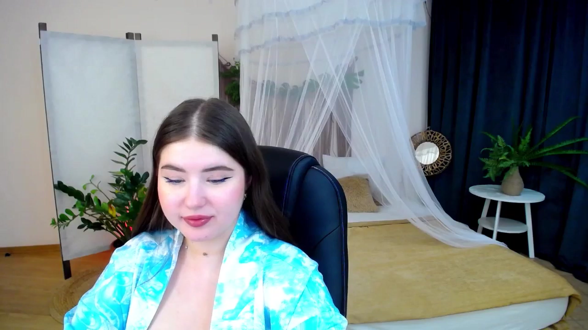 Gallery image thumbnail from AdmireMyEyes's myfreecams stream on, 12/06/2024, 08:18 image 10 of 20