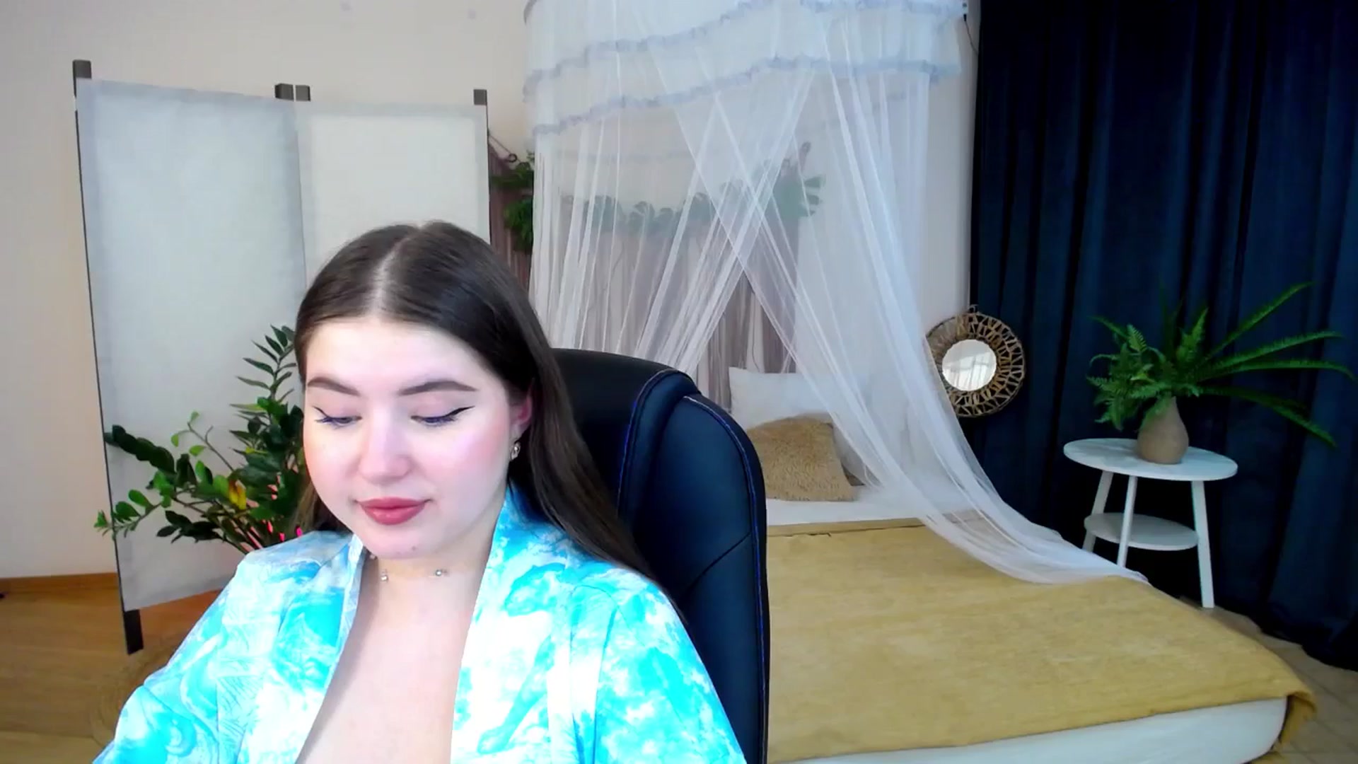 Gallery image thumbnail from AdmireMyEyes's myfreecams stream on, 12/06/2024, 09:46 image 19 of 20