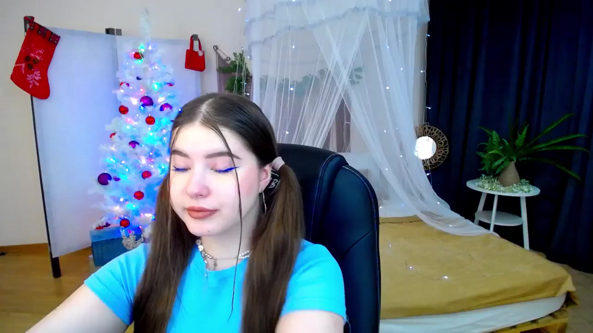 Gallery image thumbnail from AdmireMyEyes's myfreecams stream on, 12/08/2024, 18:56 image 6 of 20