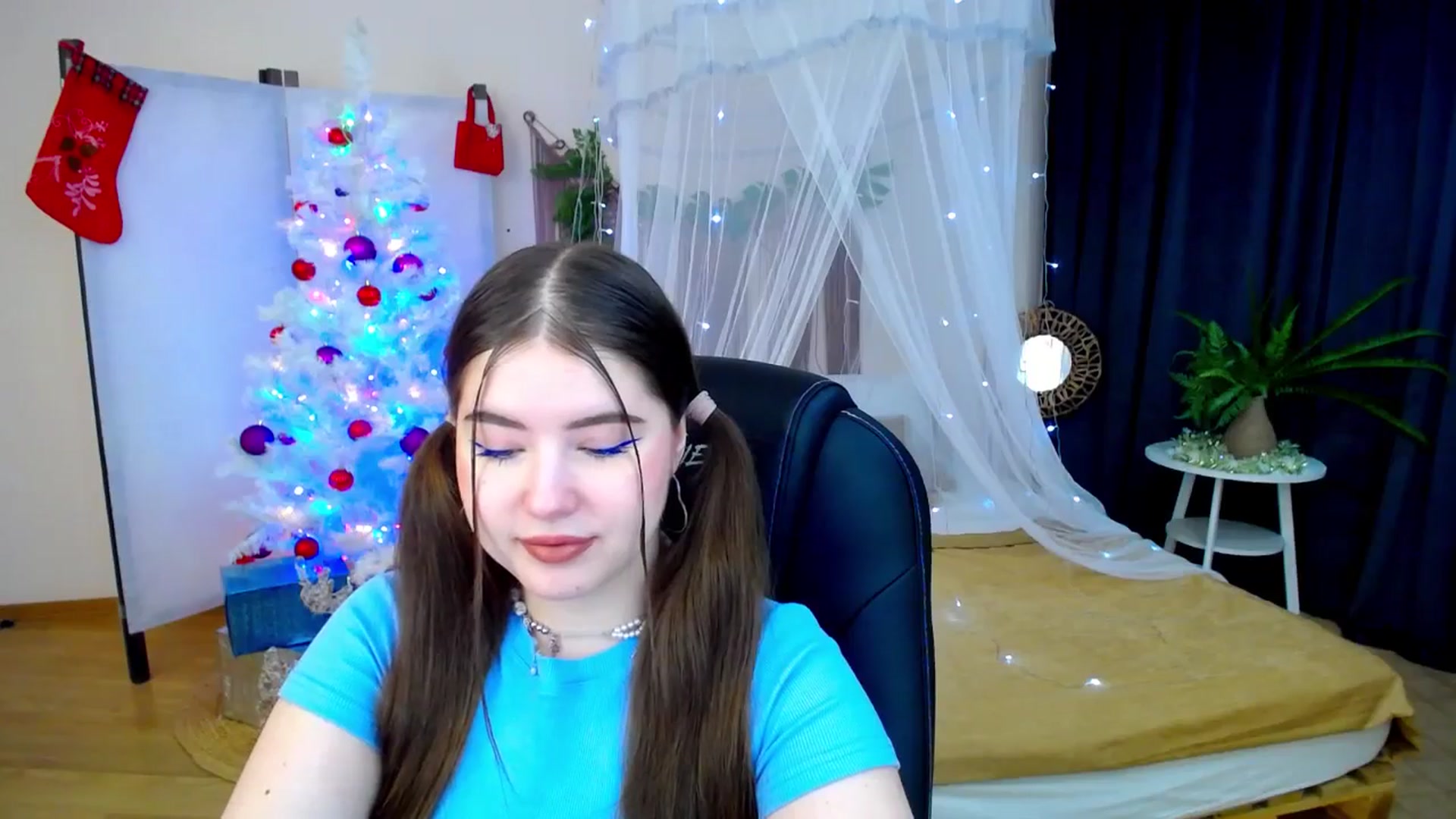Gallery image thumbnail from AdmireMyEyes's myfreecams stream on, 12/08/2024, 18:56 image 7 of 20