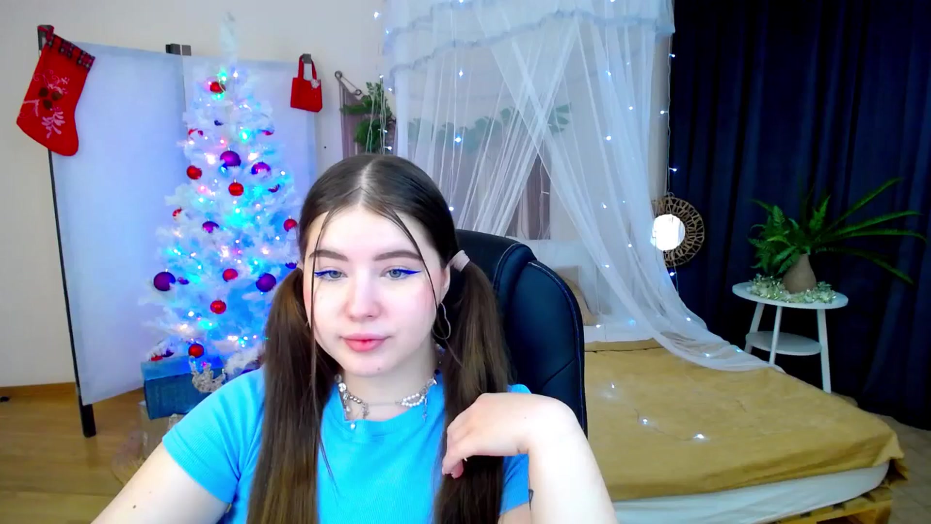 Gallery image thumbnail from AdmireMyEyes's myfreecams stream on, 12/08/2024, 18:56 image 3 of 20