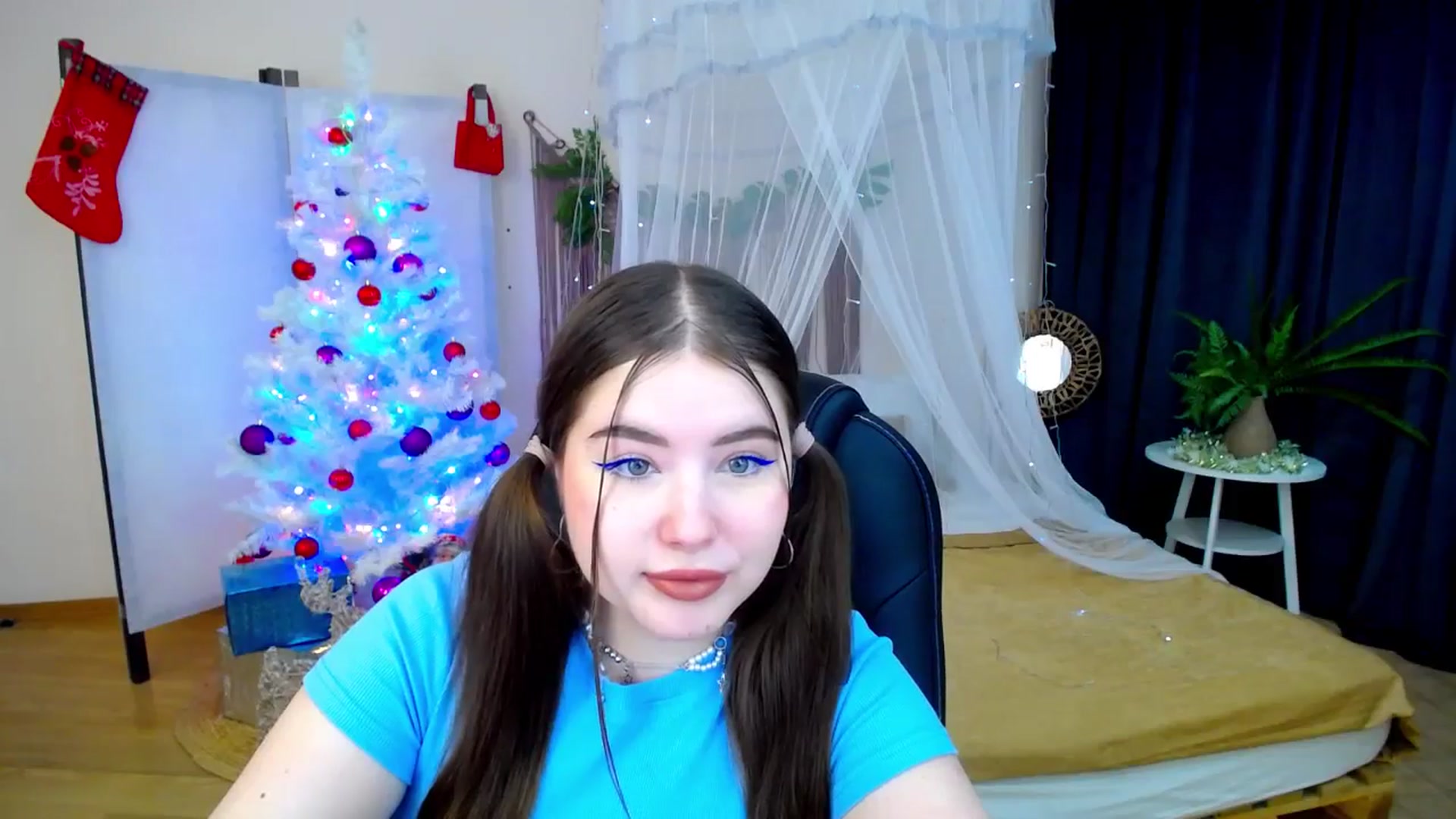 Gallery image thumbnail from AdmireMyEyes's myfreecams stream on, 12/08/2024, 18:56 image 11 of 20