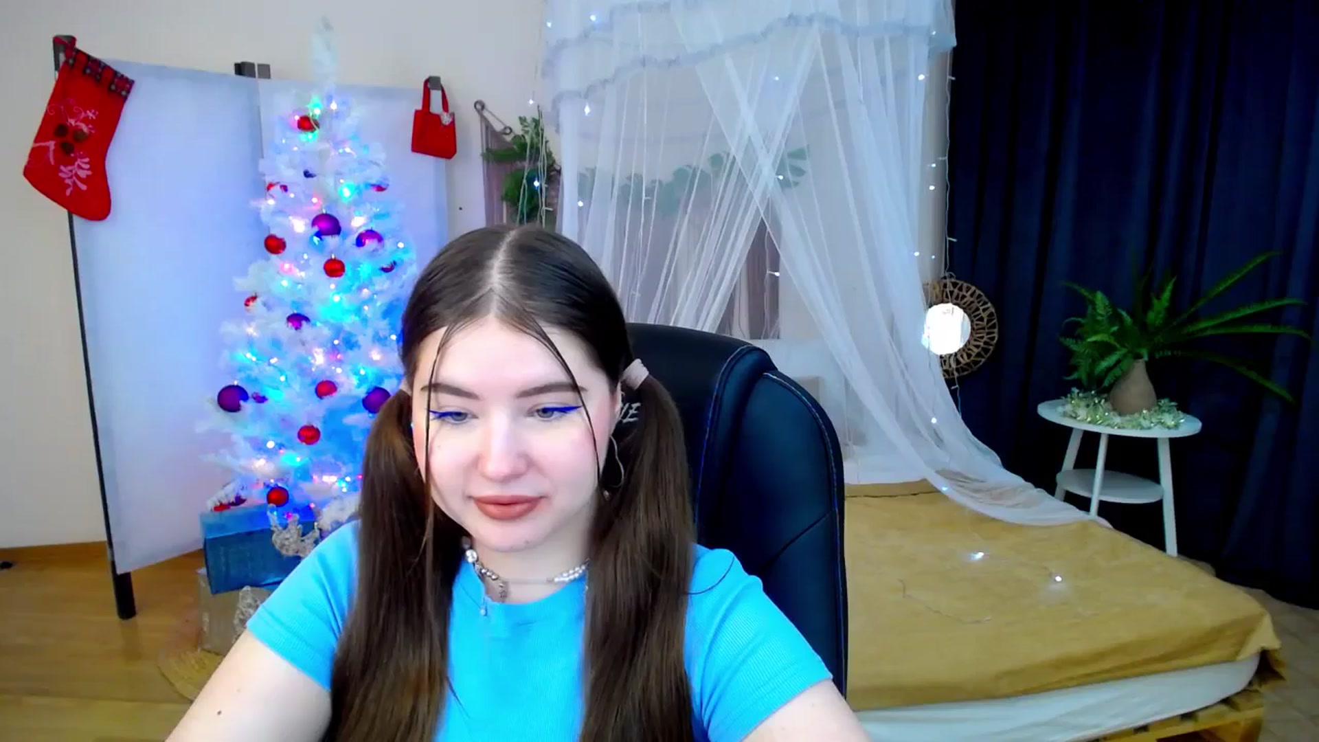Gallery image thumbnail from AdmireMyEyes's myfreecams stream on, 12/08/2024, 18:56 image 13 of 20