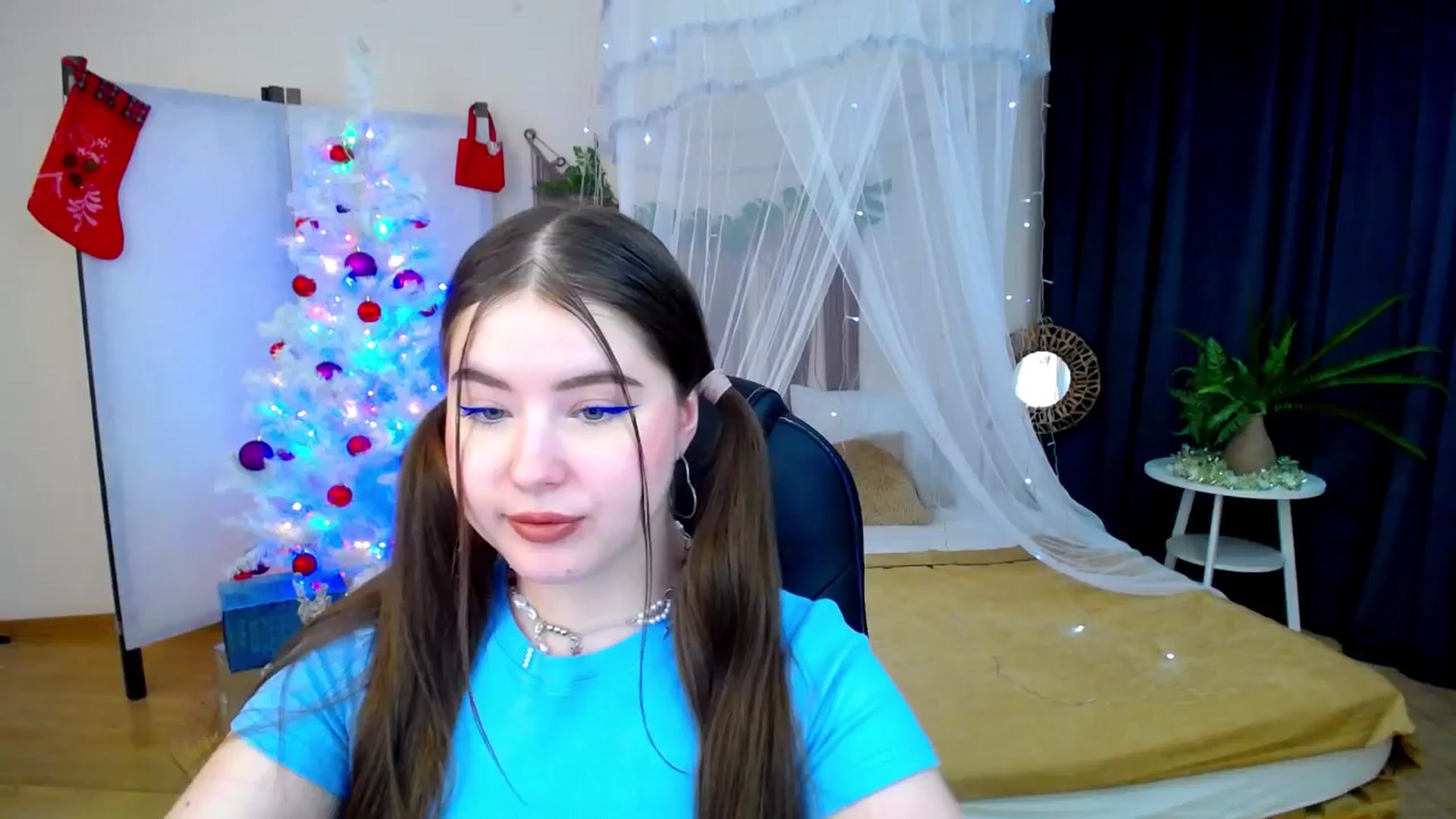 Gallery image thumbnail from AdmireMyEyes's myfreecams stream on, 12/08/2024, 19:34 image 5 of 20