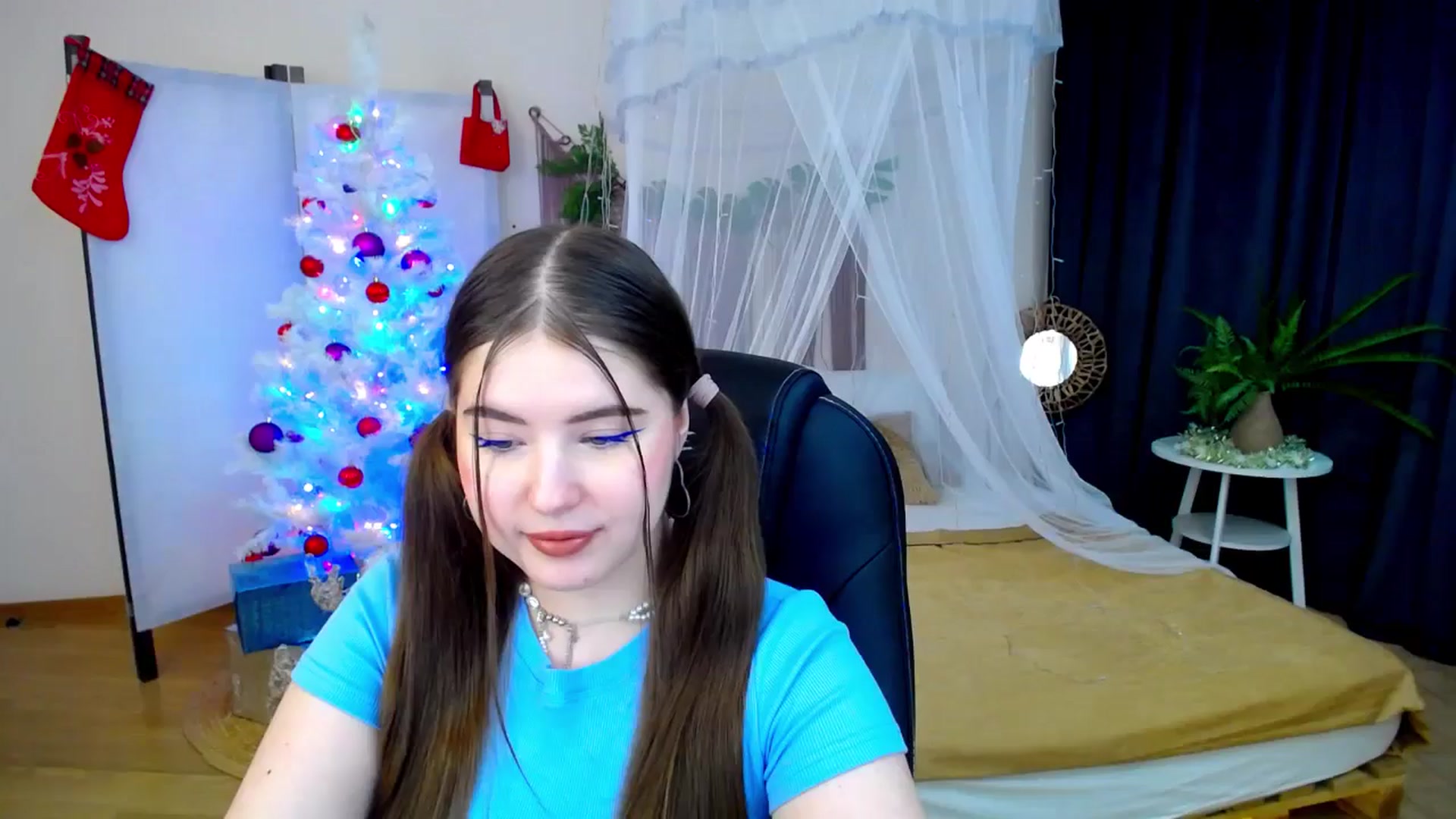 Gallery image thumbnail from AdmireMyEyes's myfreecams stream on, 12/08/2024, 20:36 image 17 of 20
