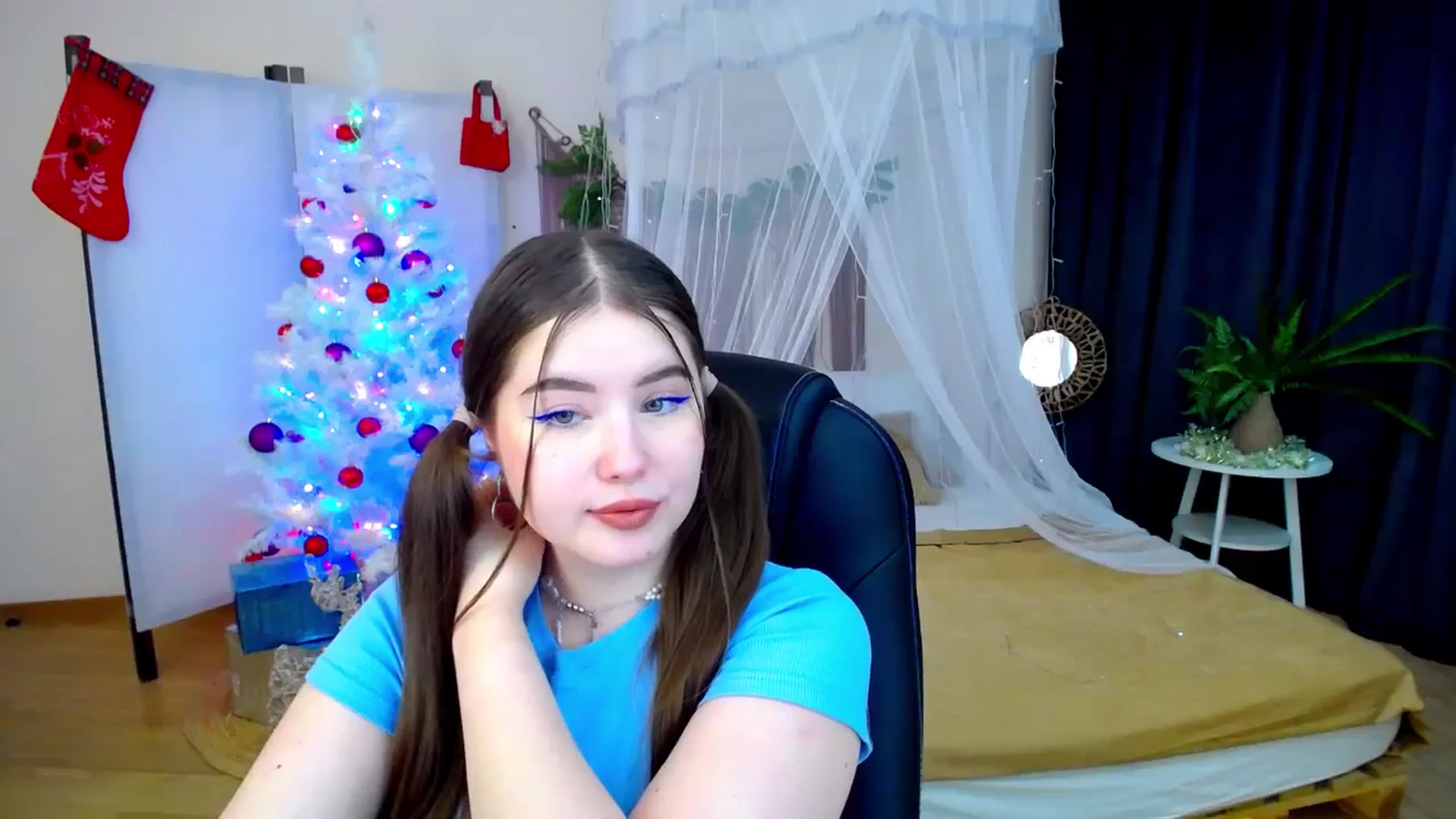 Gallery image thumbnail from AdmireMyEyes's myfreecams stream on, 12/08/2024, 20:36 image 3 of 20