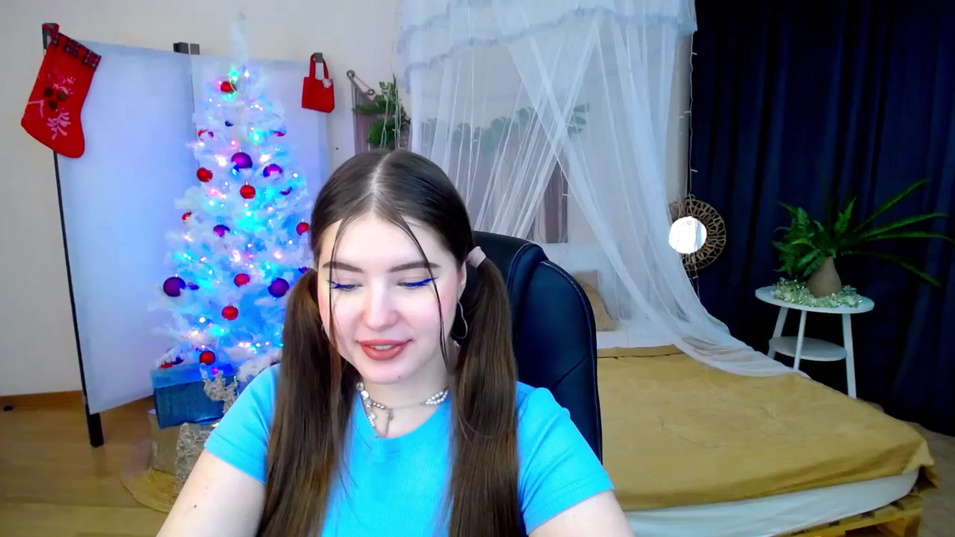 Gallery image thumbnail from AdmireMyEyes's myfreecams stream on, 12/08/2024, 20:36 image 13 of 20