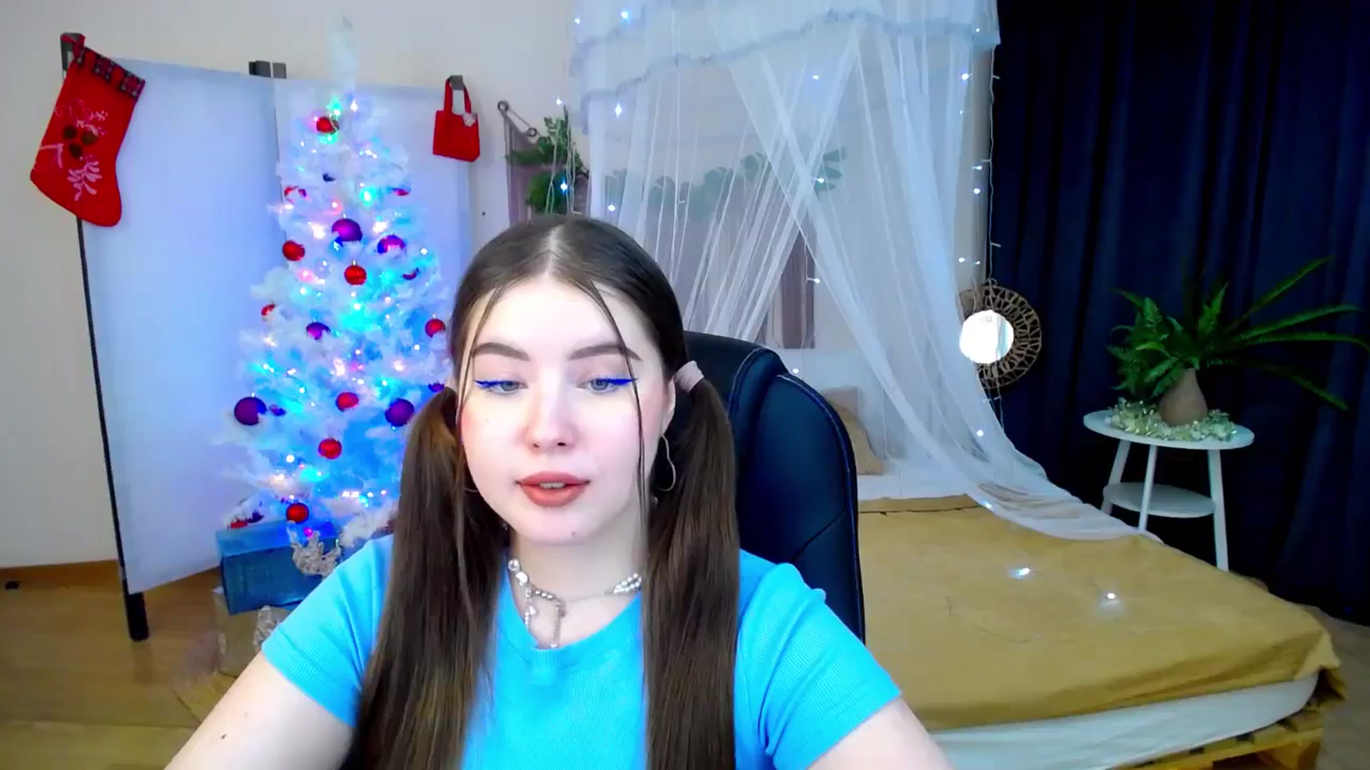 Gallery image thumbnail from AdmireMyEyes's myfreecams stream on, 12/08/2024, 20:36 image 15 of 20