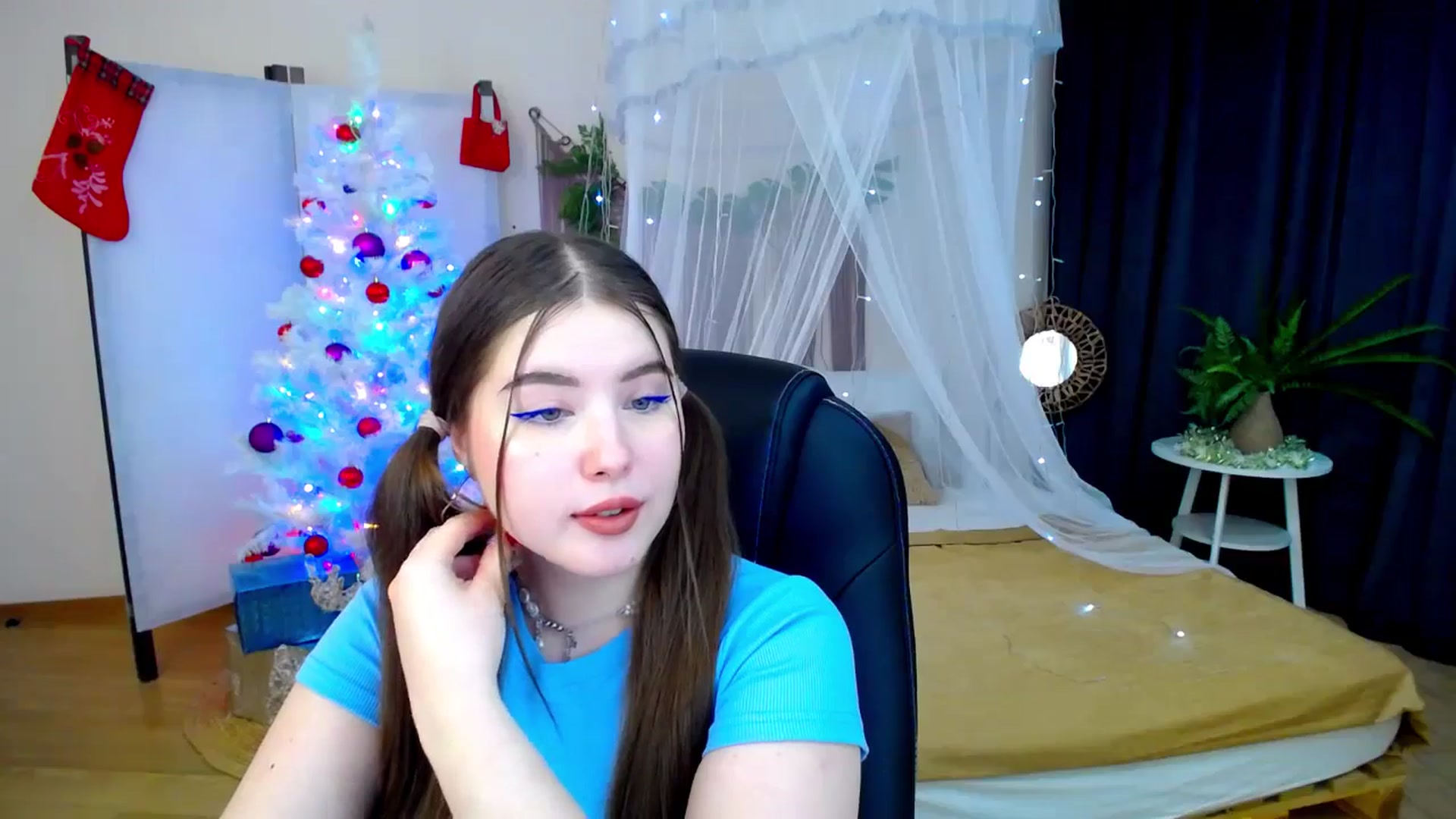 Gallery image thumbnail from AdmireMyEyes's myfreecams stream on, 12/08/2024, 20:36 image 19 of 20