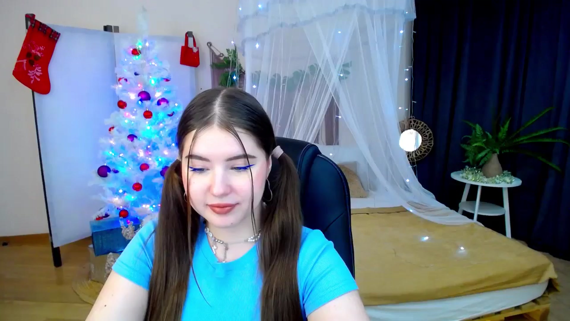 Gallery image thumbnail from AdmireMyEyes's myfreecams stream on, 12/08/2024, 20:36 image 5 of 20