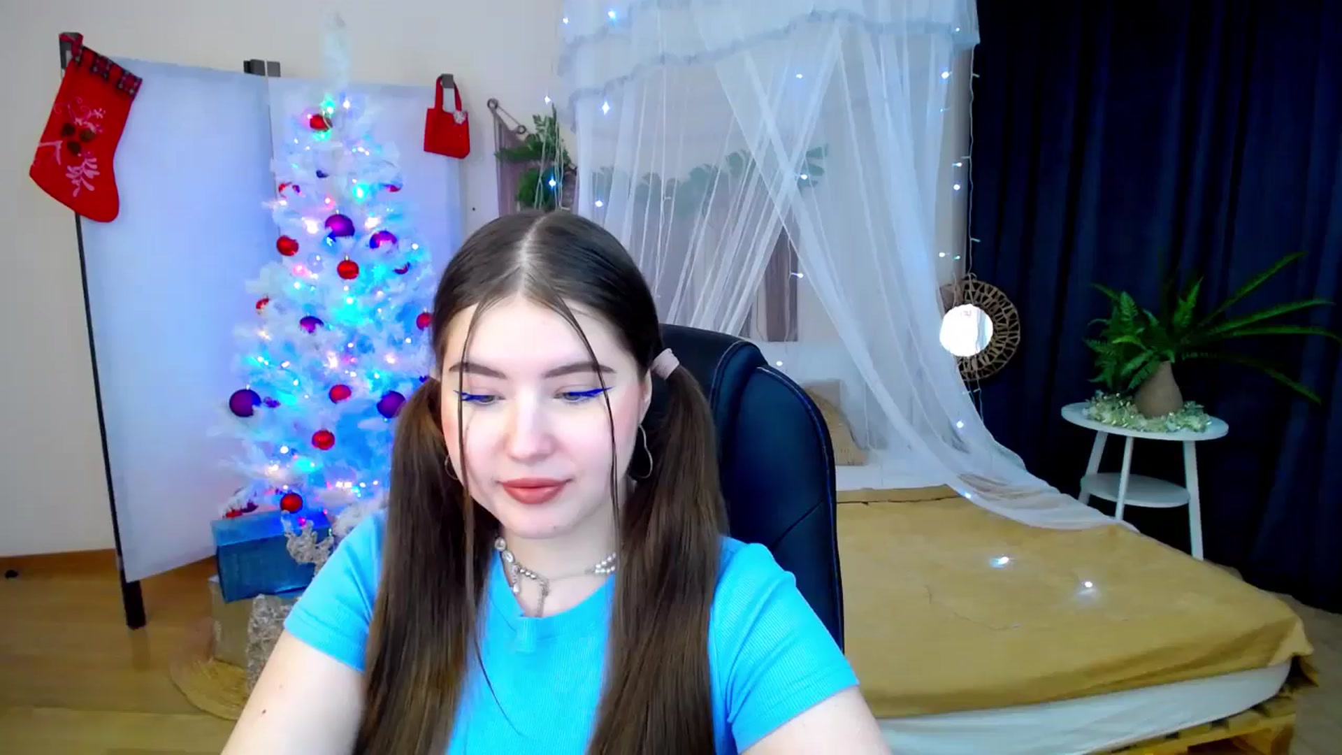 Gallery image thumbnail from AdmireMyEyes's myfreecams stream on, 12/08/2024, 20:36 image 18 of 20