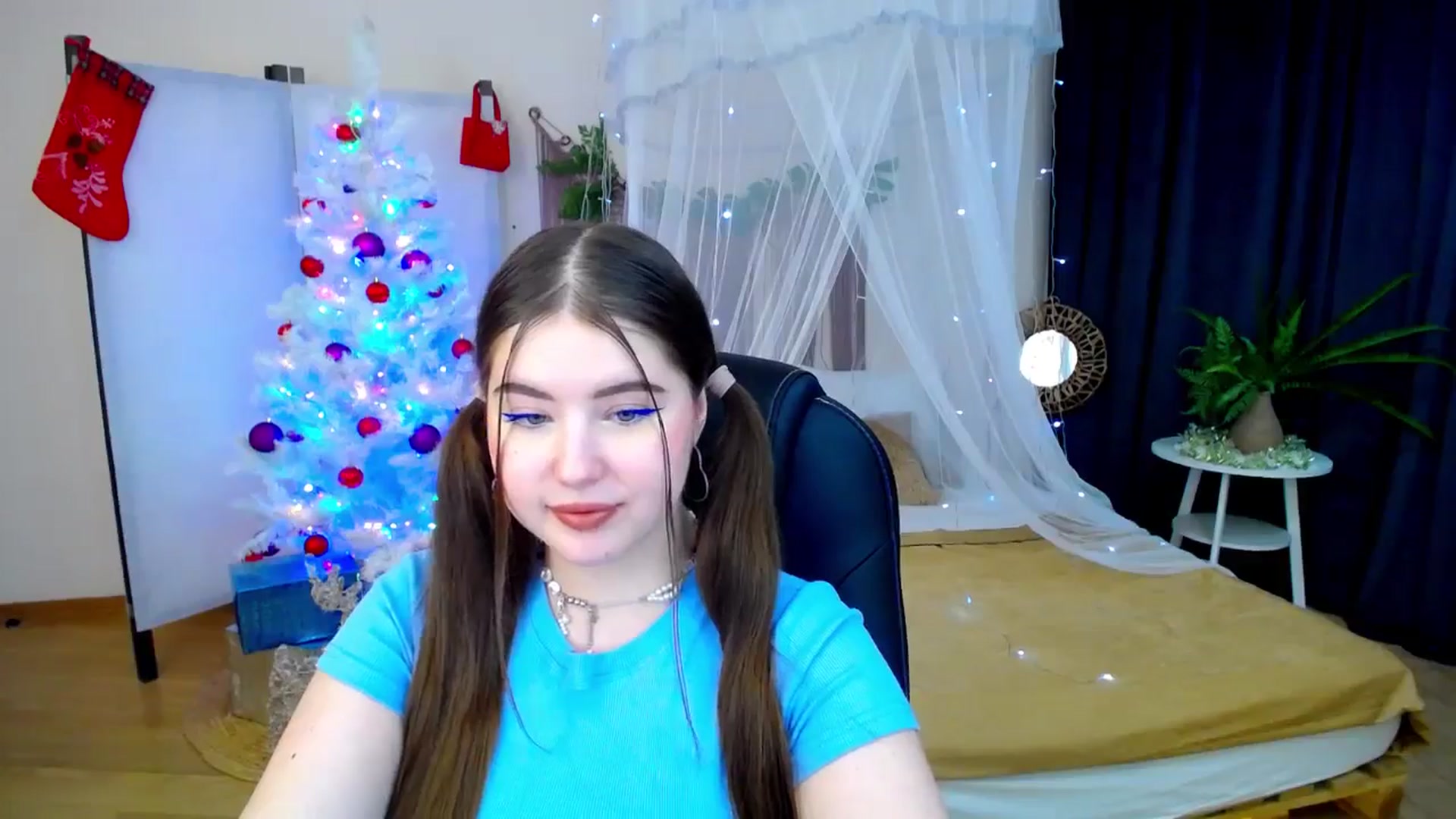 Gallery image thumbnail from AdmireMyEyes's myfreecams stream on, 12/08/2024, 20:36 image 10 of 20