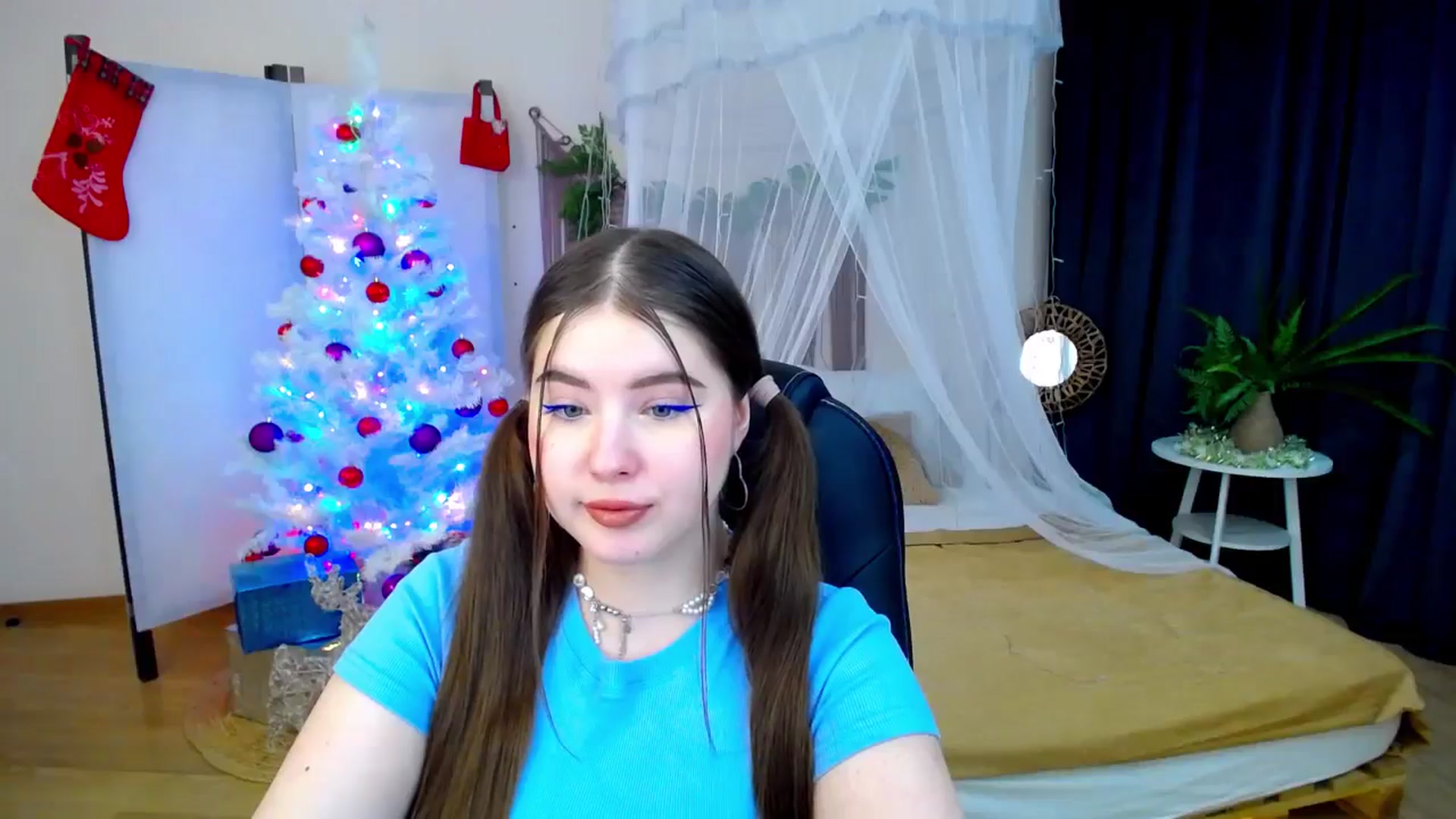 Gallery image thumbnail from AdmireMyEyes's myfreecams stream on, 12/08/2024, 20:36 image 11 of 20