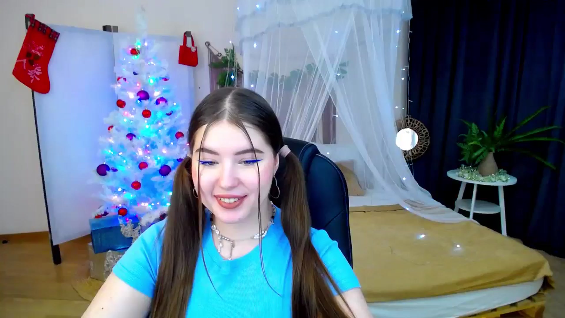Gallery image thumbnail from AdmireMyEyes's myfreecams stream on, 12/08/2024, 20:36 image 6 of 20