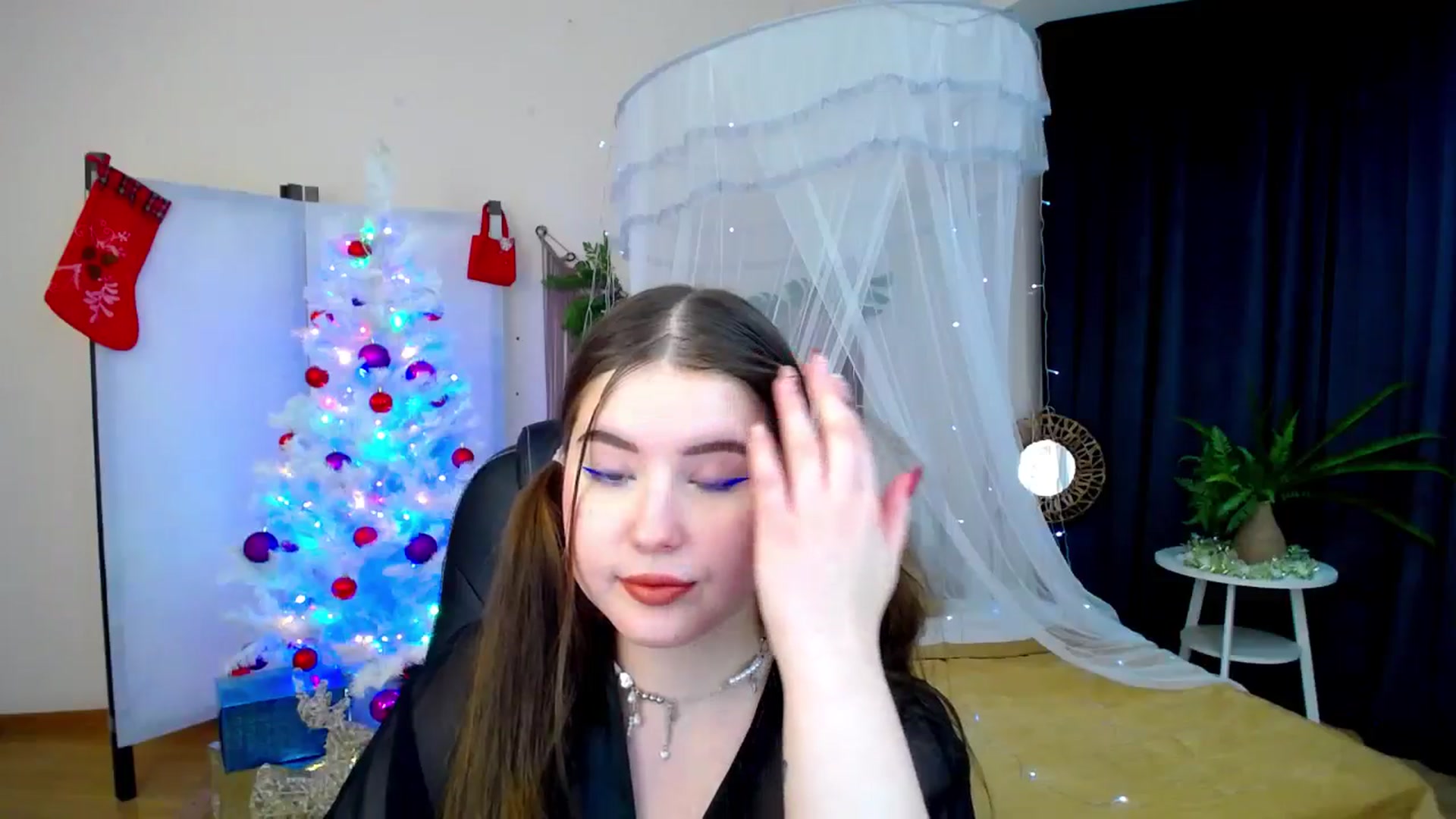 Gallery image thumbnail from AdmireMyEyes's myfreecams stream on, 12/08/2024, 21:47 image 15 of 20