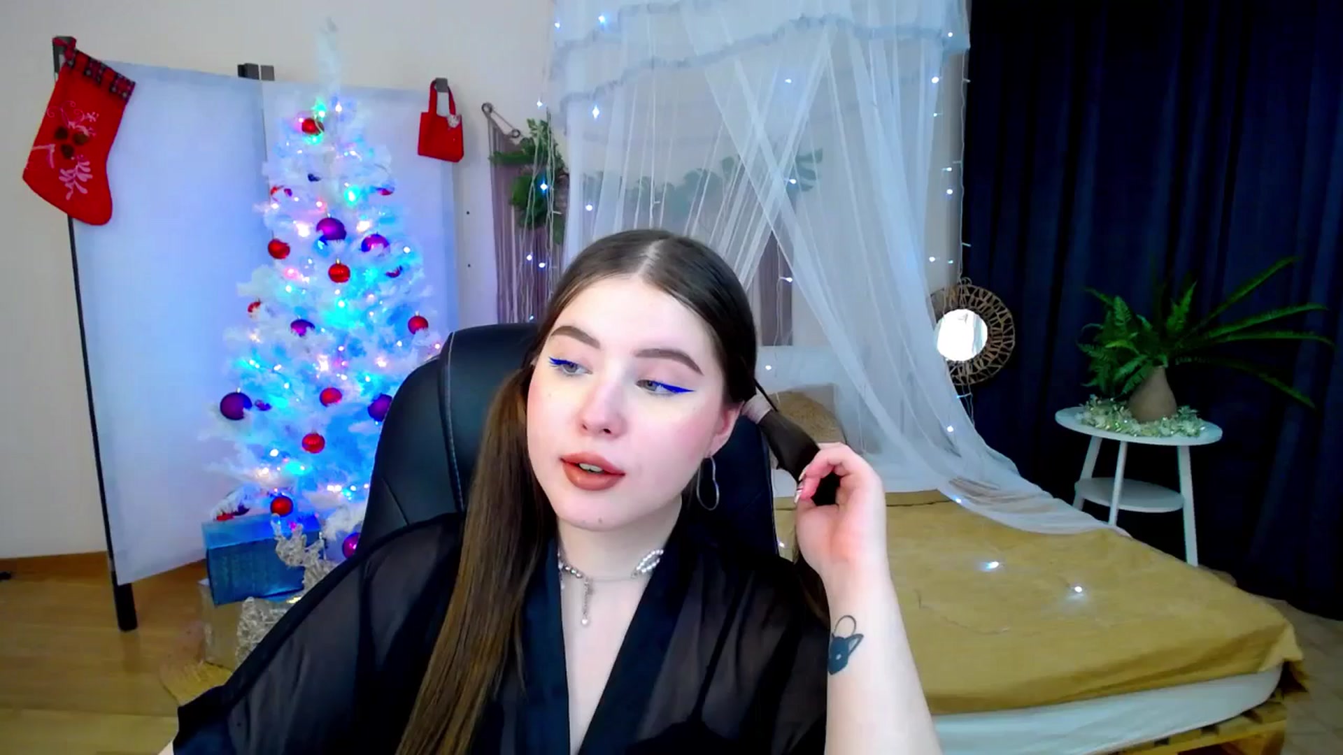 Gallery image thumbnail from AdmireMyEyes's myfreecams stream on, 12/08/2024, 22:46 image 17 of 20