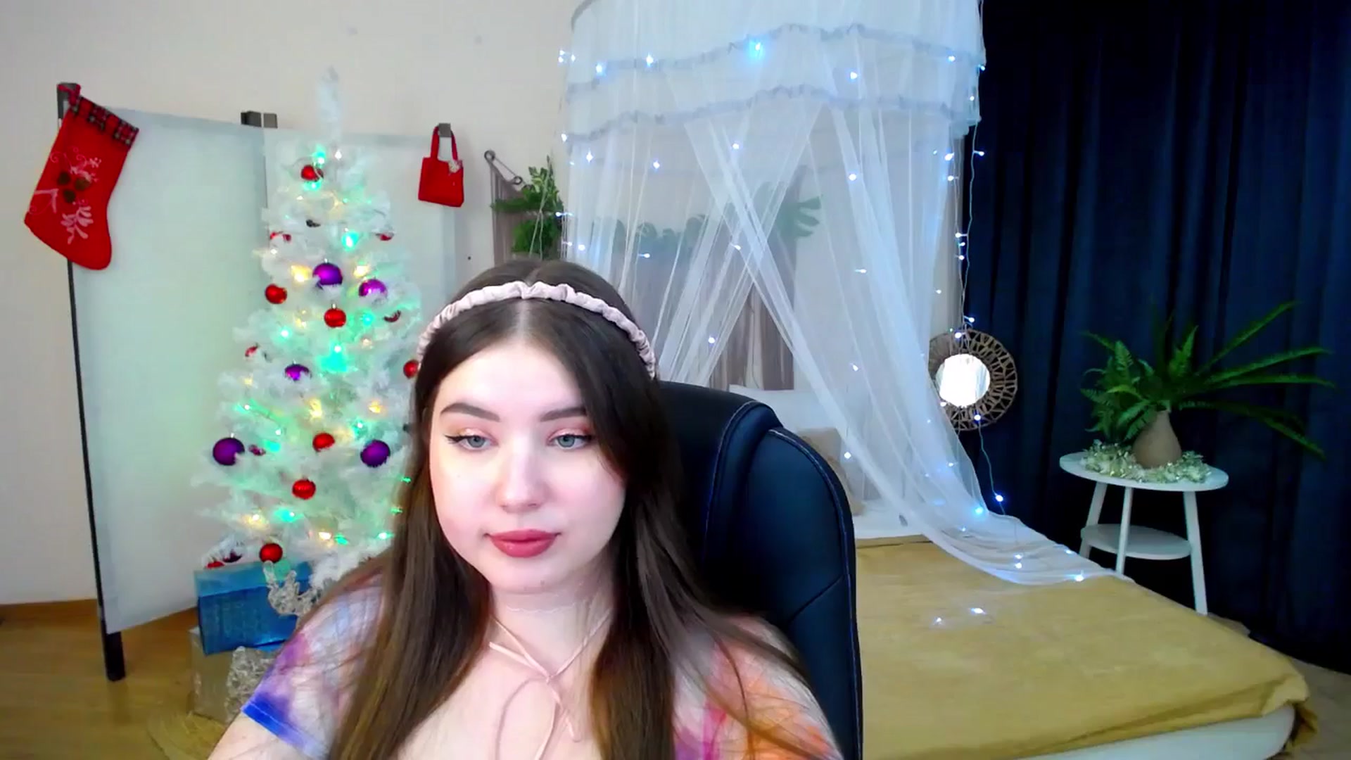 Gallery image thumbnail from AdmireMyEyes's myfreecams stream on, 12/10/2024, 24:50 image 17 of 20