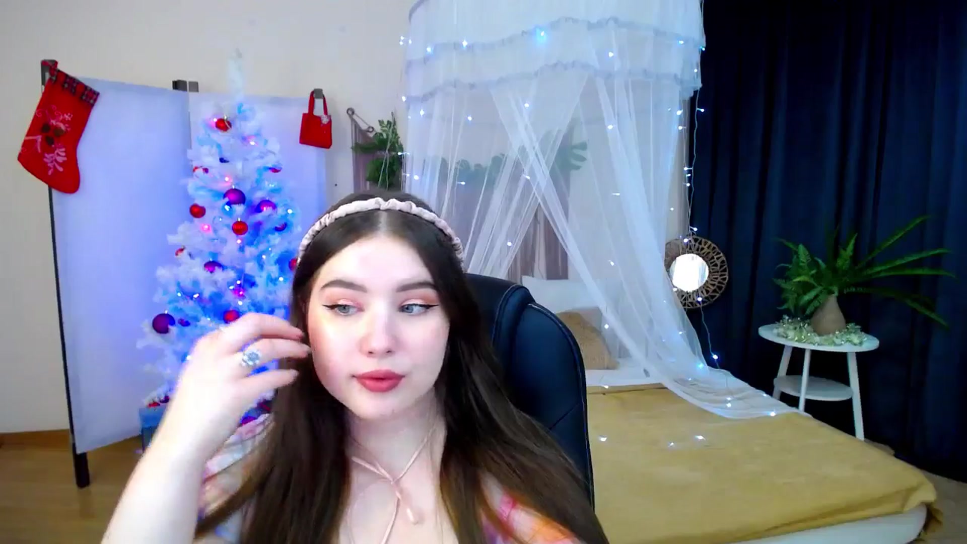 Gallery image thumbnail from AdmireMyEyes's myfreecams stream on, 12/10/2024, 24:50 image 11 of 20