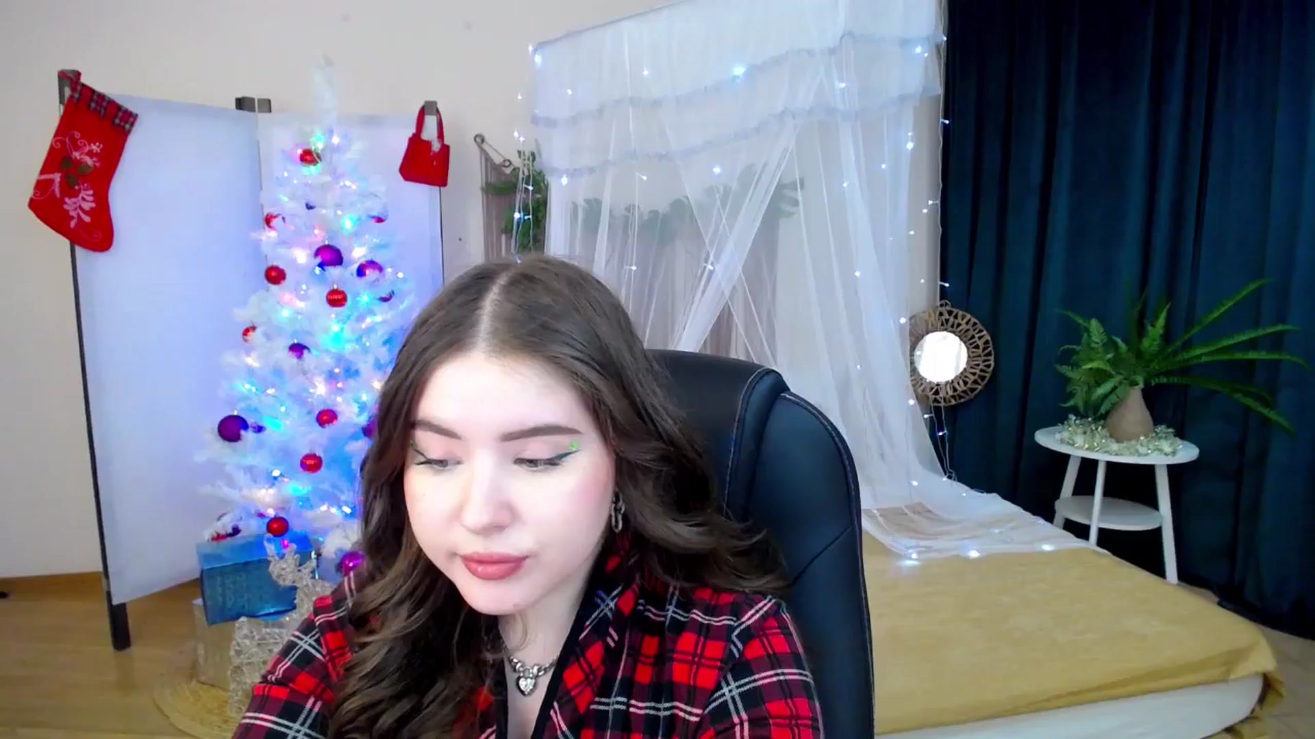 Gallery image thumbnail from AdmireMyEyes's myfreecams stream on, 12/10/2024, 23:22 image 19 of 20
