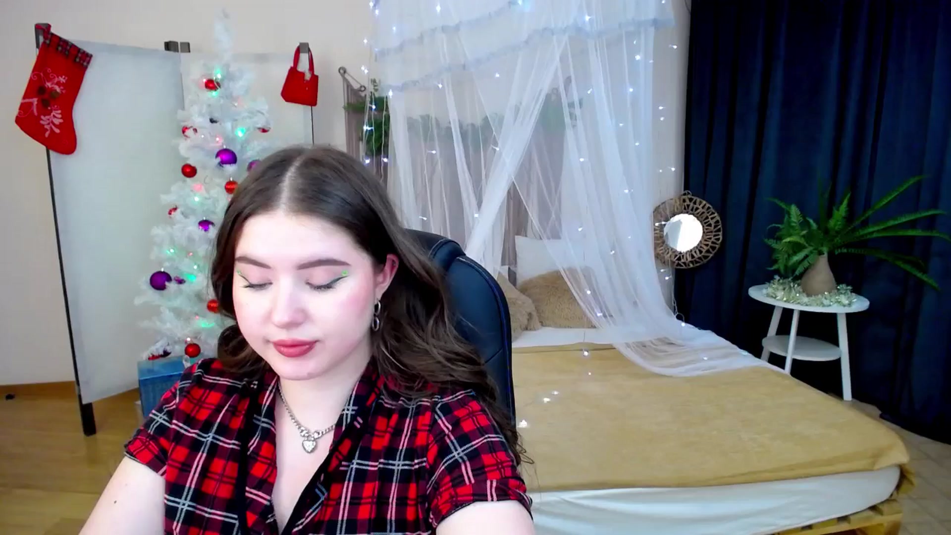 Gallery image thumbnail from AdmireMyEyes's myfreecams stream on, 12/11/2024, 02:52 image 16 of 20