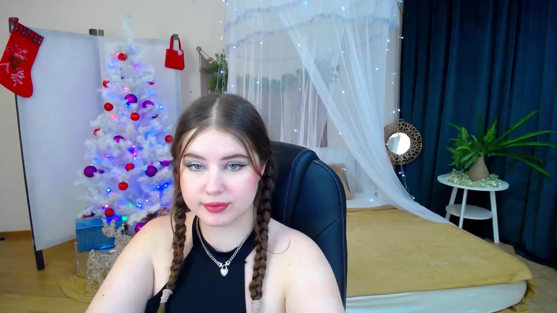Gallery image thumbnail from AdmireMyEyes's myfreecams stream on, 12/11/2024, 21:47 image 19 of 20