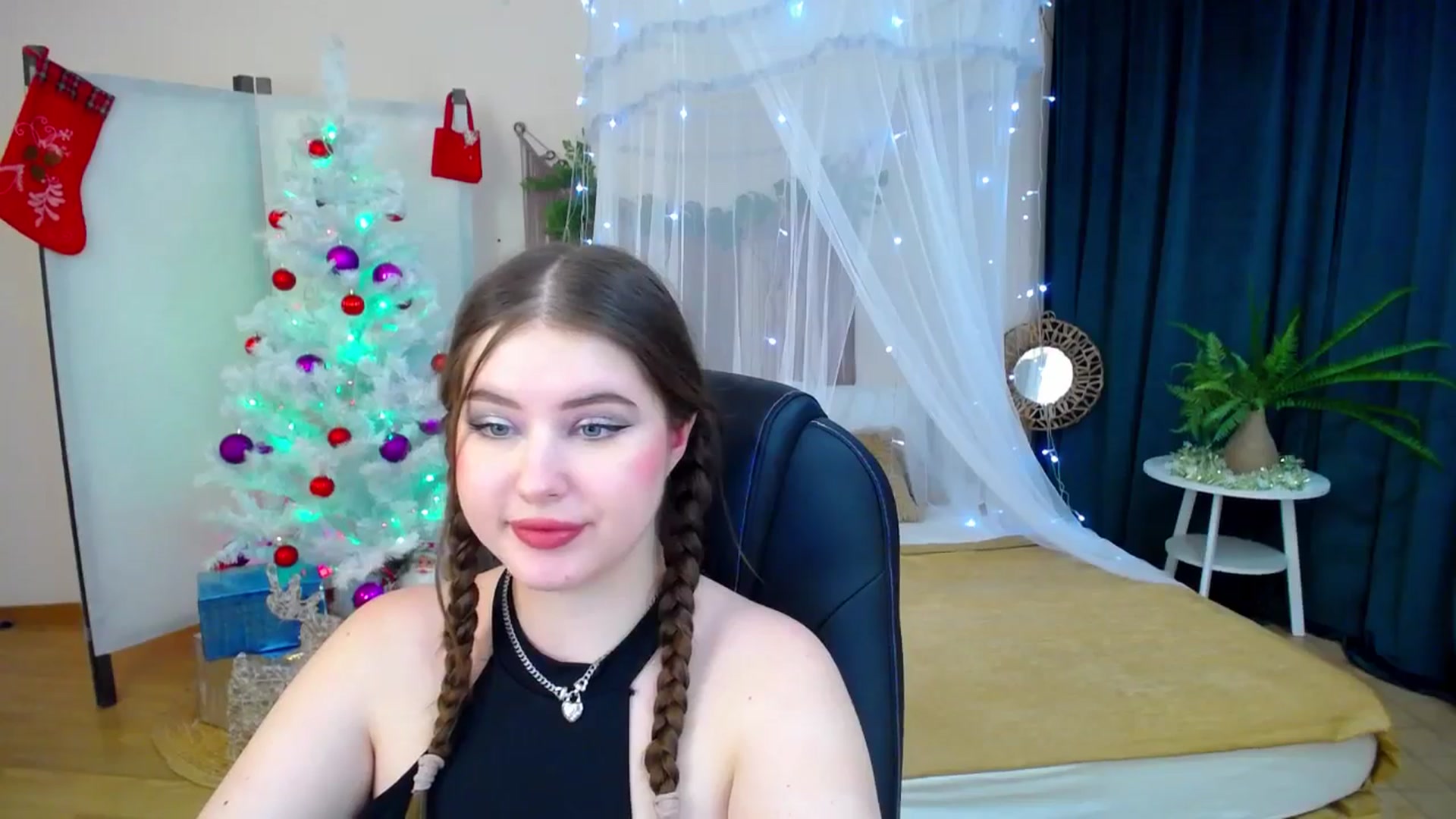 Gallery image thumbnail from AdmireMyEyes's myfreecams stream on, 12/11/2024, 21:47 image 17 of 20