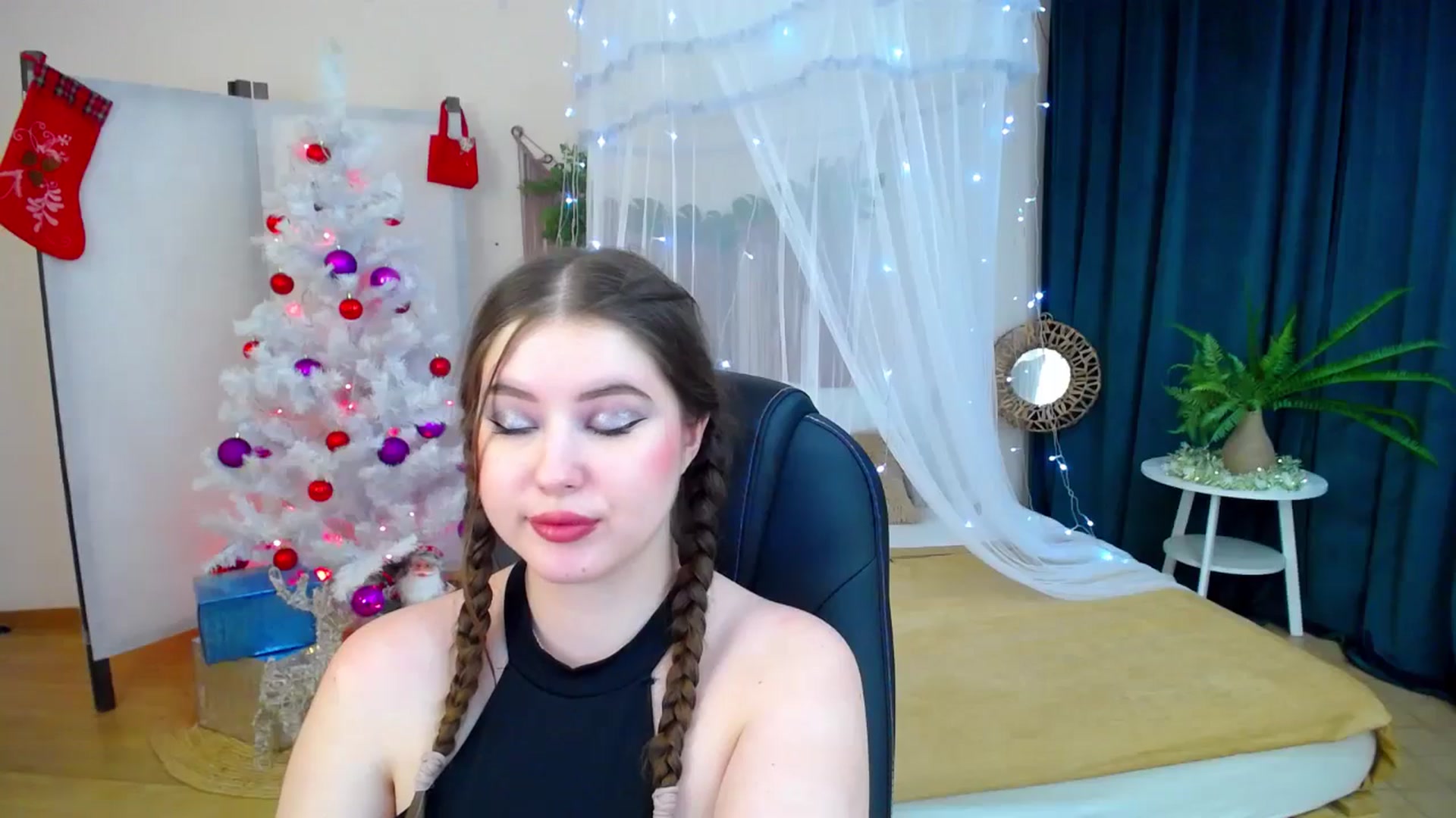 Gallery image thumbnail from AdmireMyEyes's myfreecams stream on, 12/12/2024, 01:02 image 10 of 20