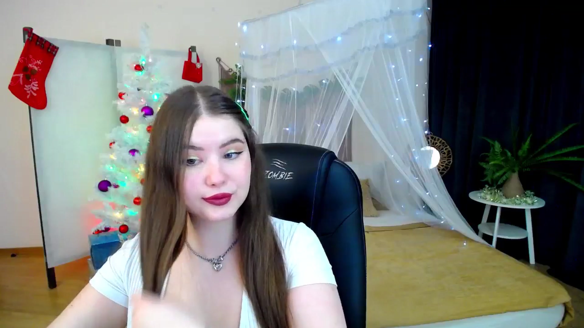 Gallery image thumbnail from AdmireMyEyes's myfreecams stream on, 12/14/2024, 12:23 image 12 of 20