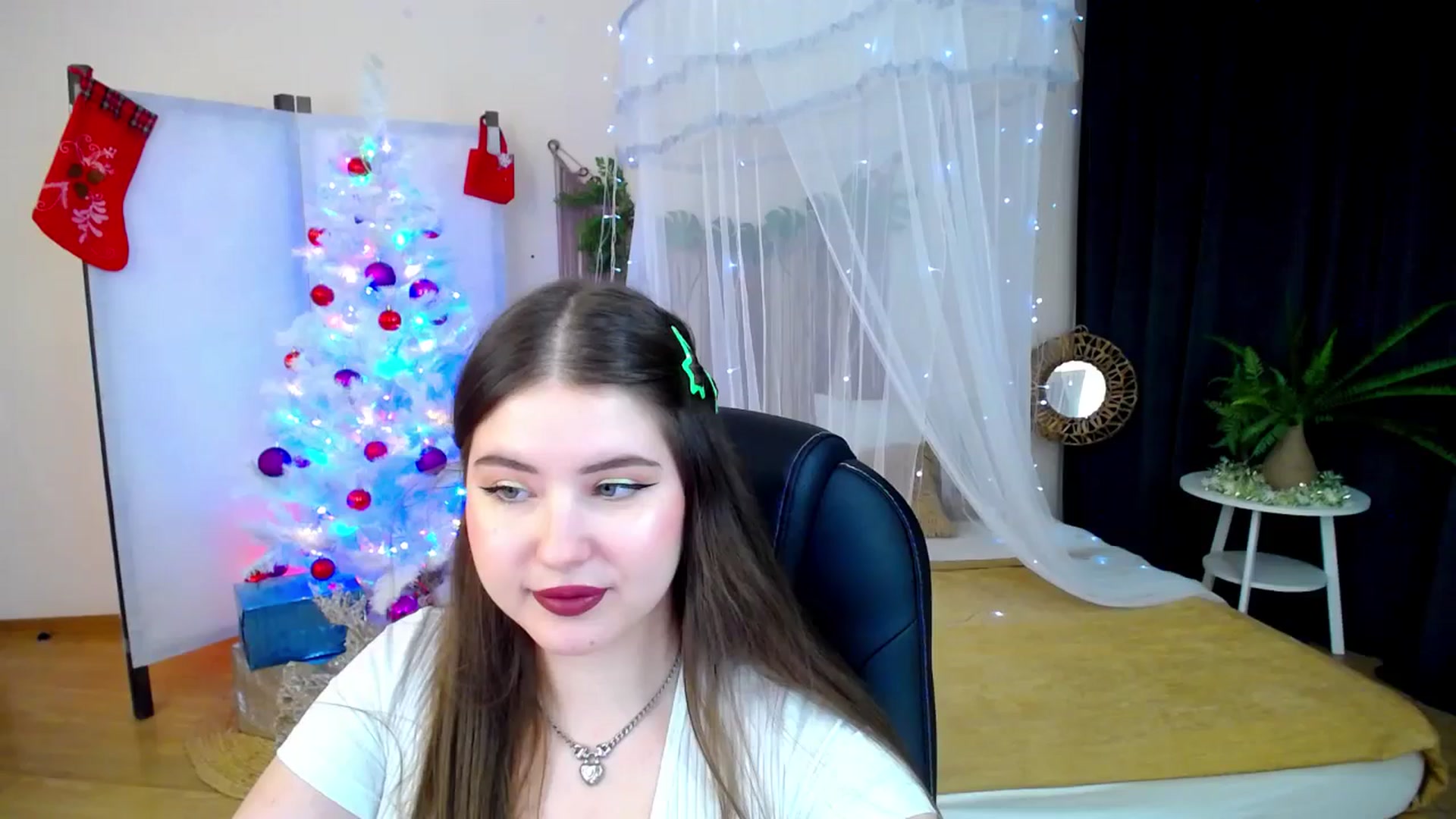 Gallery image thumbnail from AdmireMyEyes's myfreecams stream on, 12/14/2024, 16:47 image 19 of 20