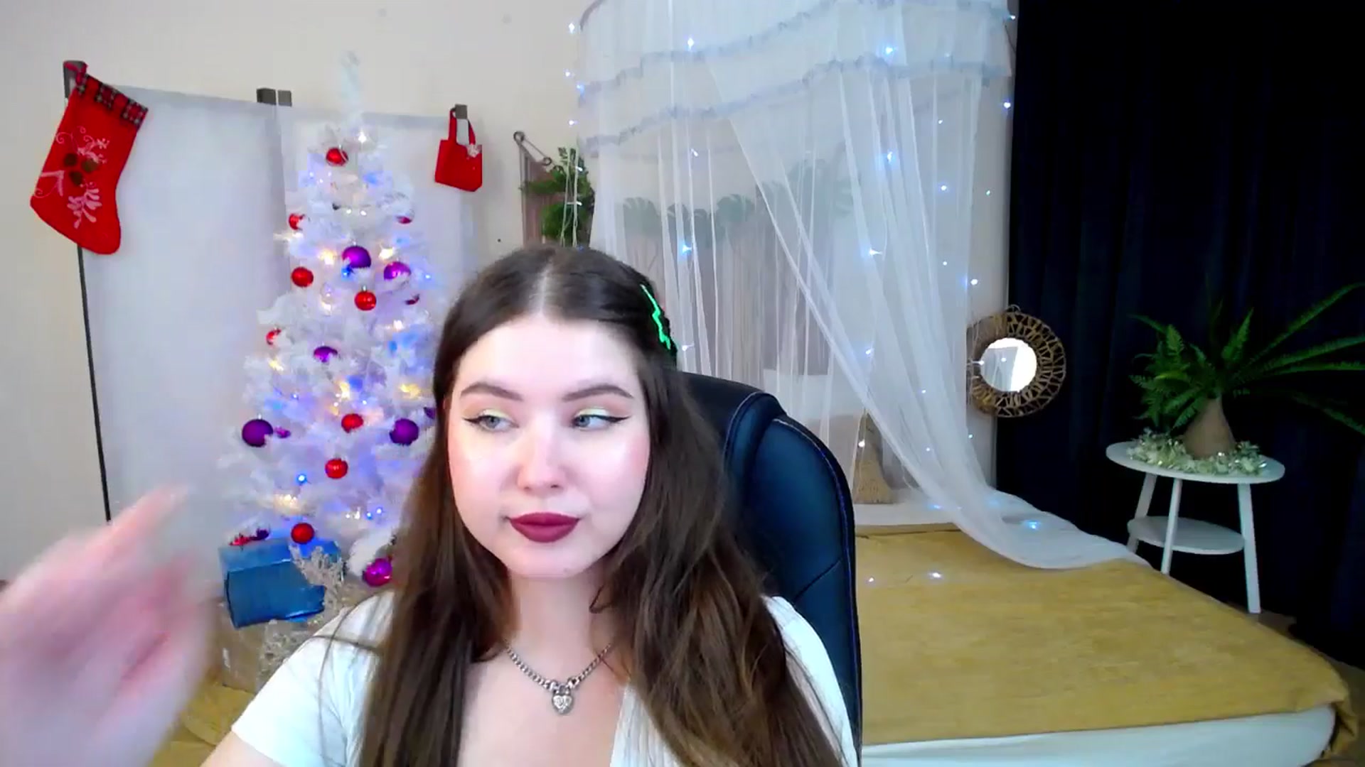 Gallery image thumbnail from AdmireMyEyes's myfreecams stream on, 12/14/2024, 16:47 image 13 of 20