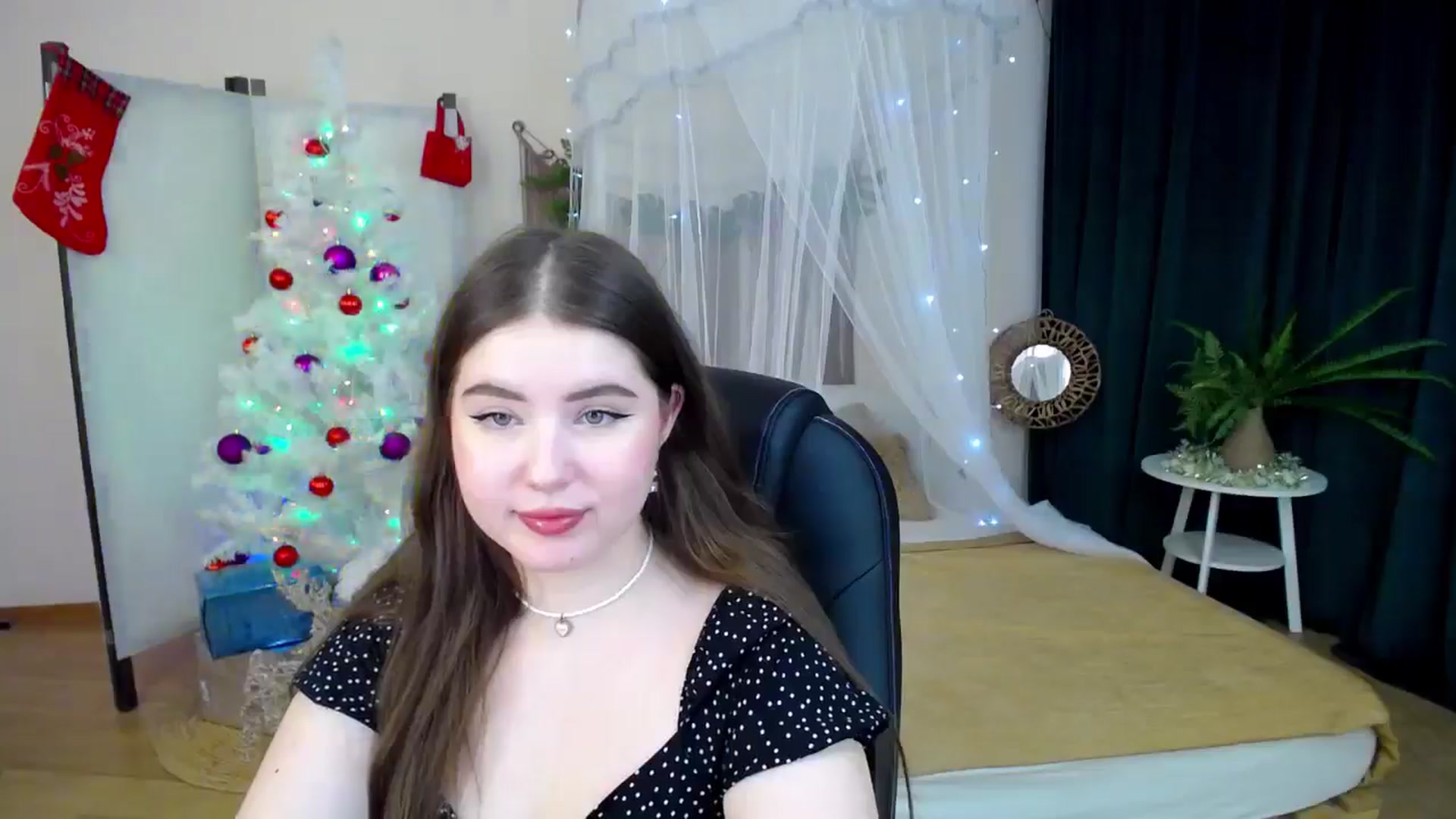 Gallery image thumbnail from AdmireMyEyes's myfreecams stream on, 12/16/2024, 07:17 image 15 of 20