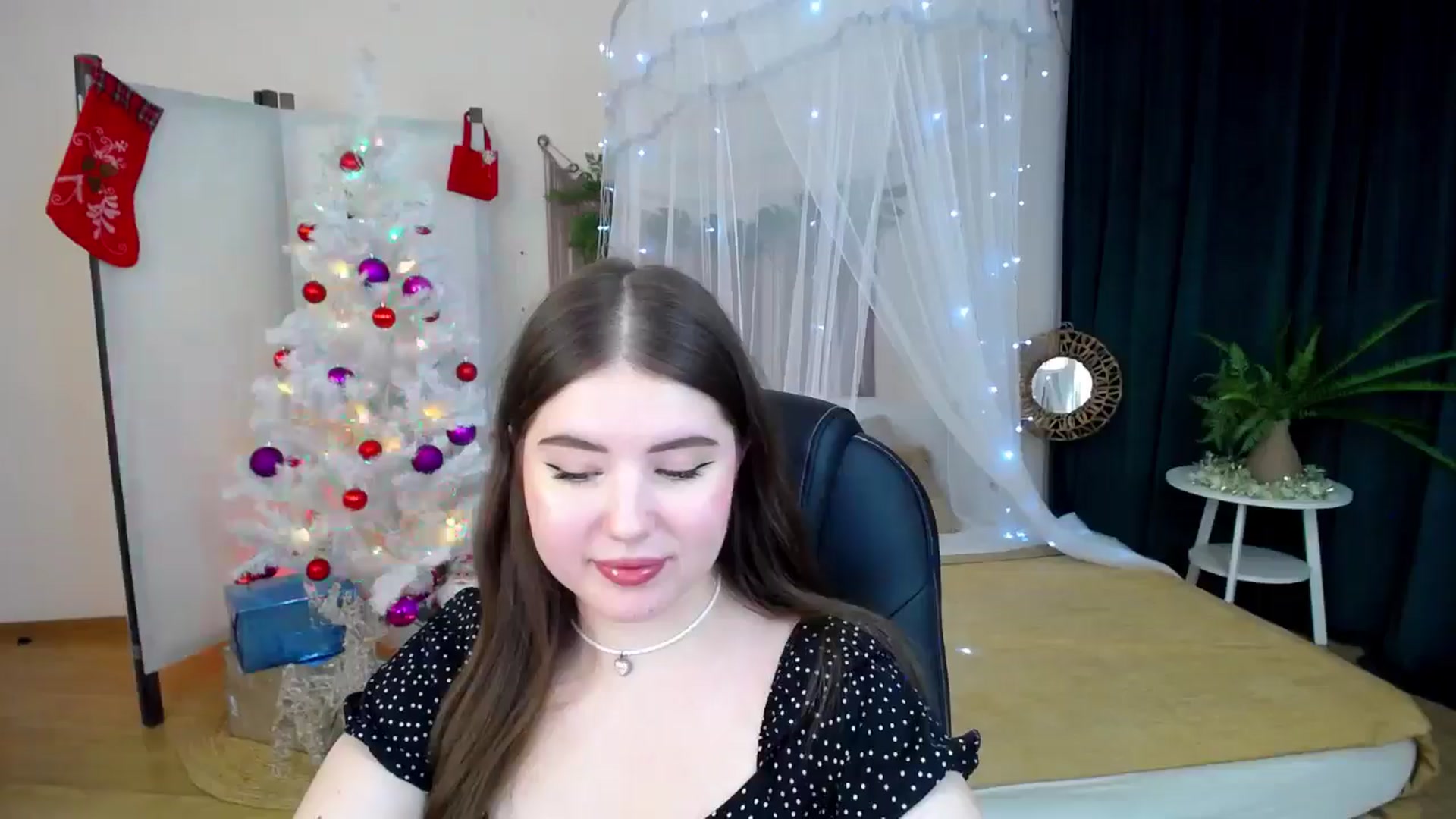 Gallery image thumbnail from AdmireMyEyes's myfreecams stream on, 12/16/2024, 07:17 image 7 of 20