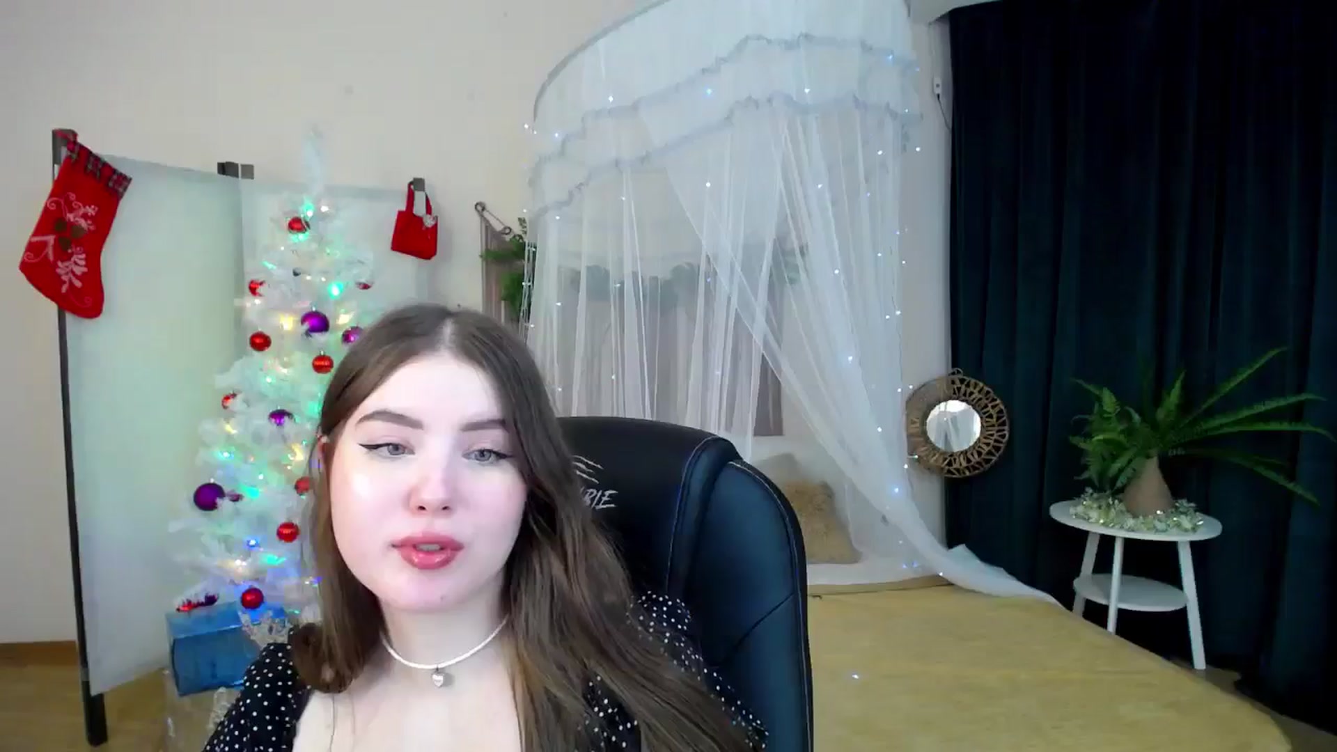 Gallery image thumbnail from AdmireMyEyes's myfreecams stream on, 12/16/2024, 07:17 image 13 of 20